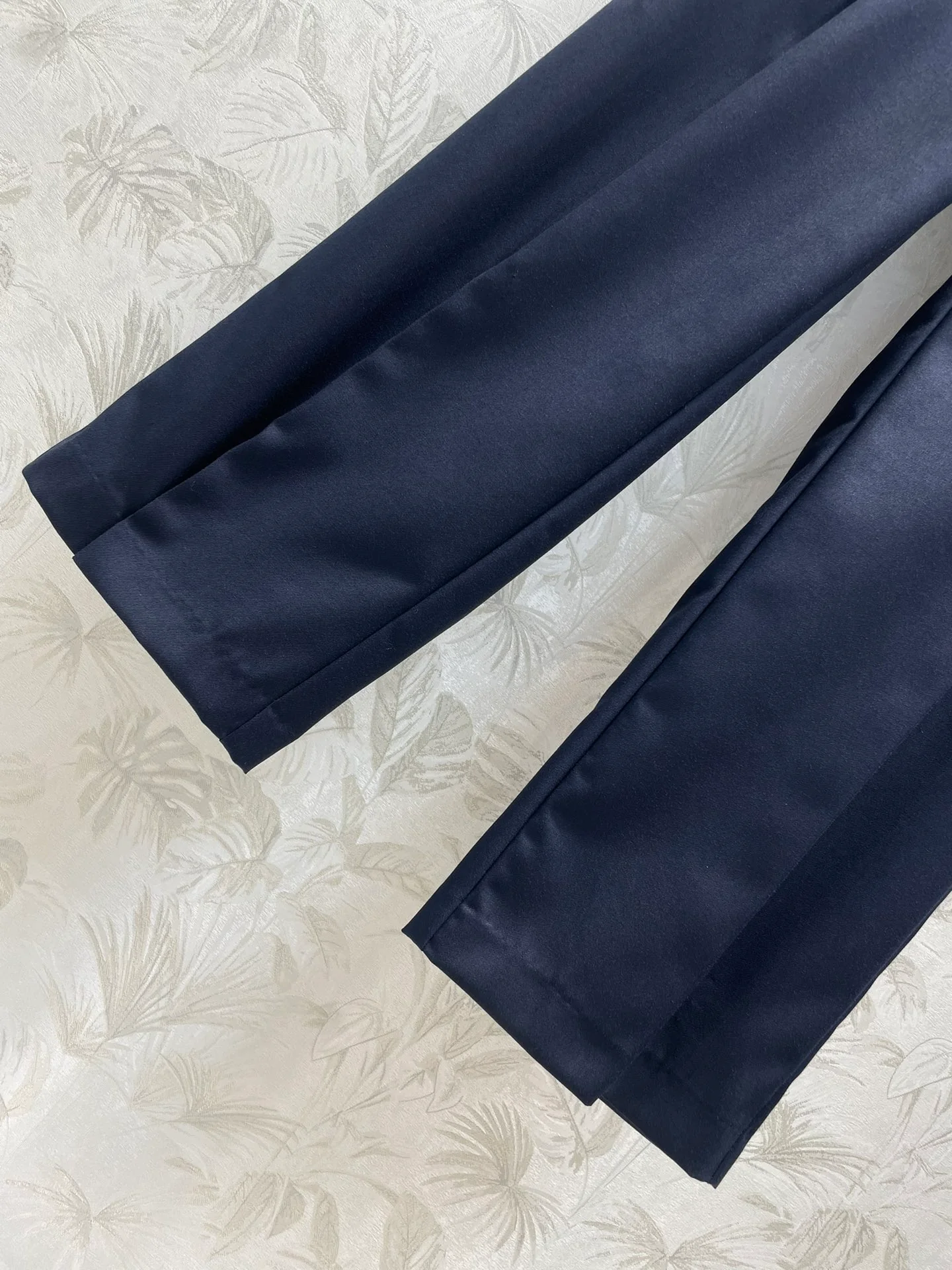 Miu Miu - Весна/Лето 2404-24: Идеальный образ в стиле преппи с вышитыми значками и брюками в стиле пэчворк.