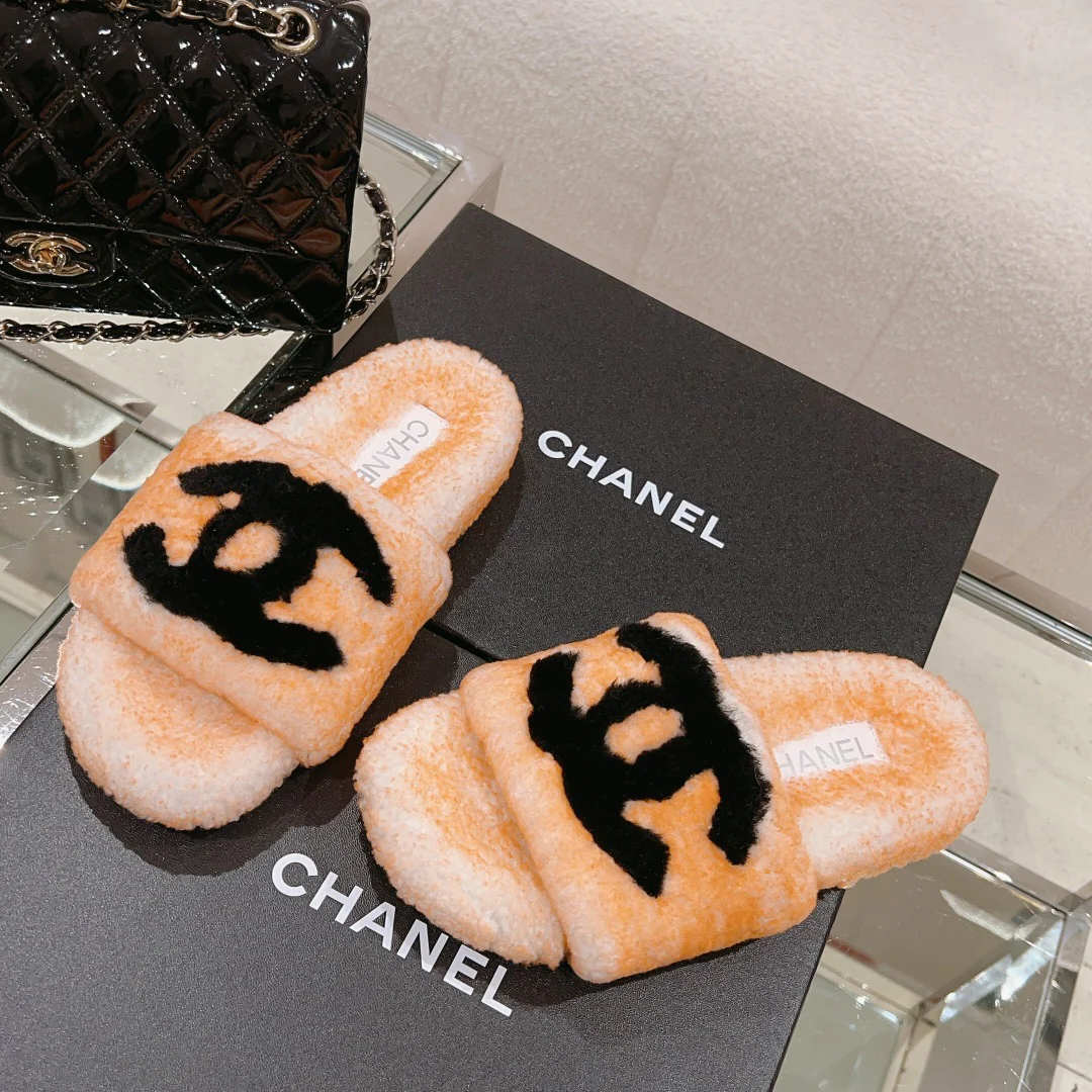 Новинка сезона осень/зима 2023 от Chanel — Меховые тапочки — Оранжево-абрикосовые