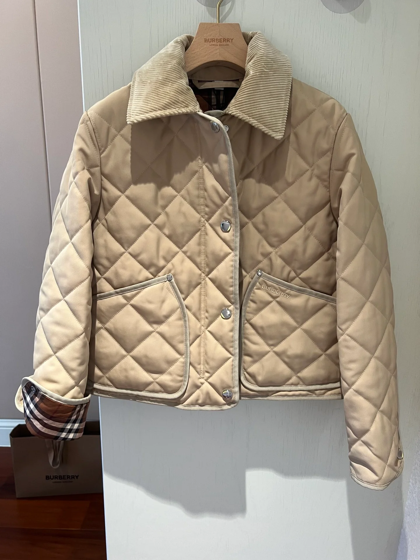 Пуховая куртка Burberry осень/зима - классический клетчатый узор с вельветовым воротником.