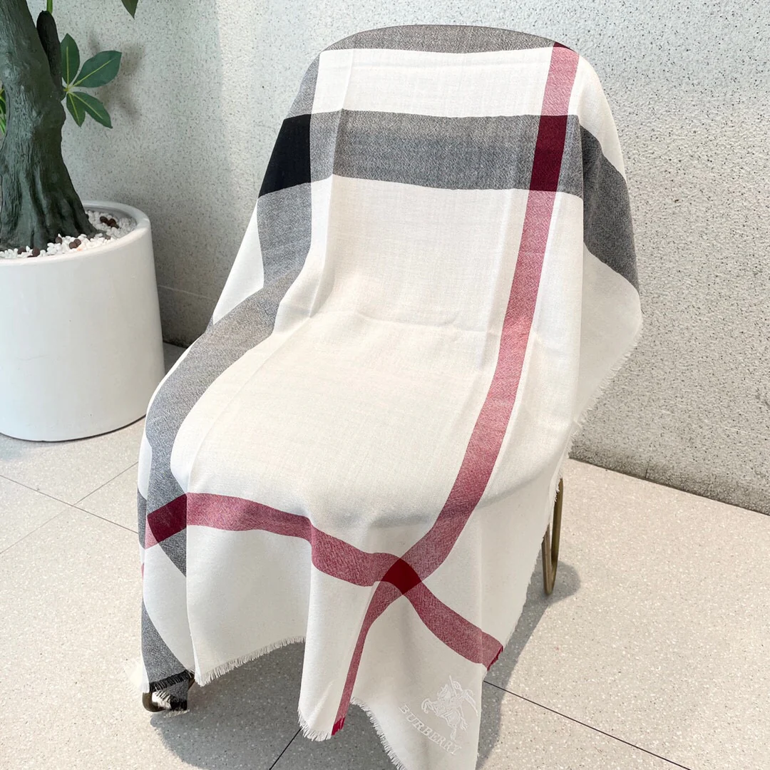 Ультратонкий кашемировый платок в клетку от Burberry