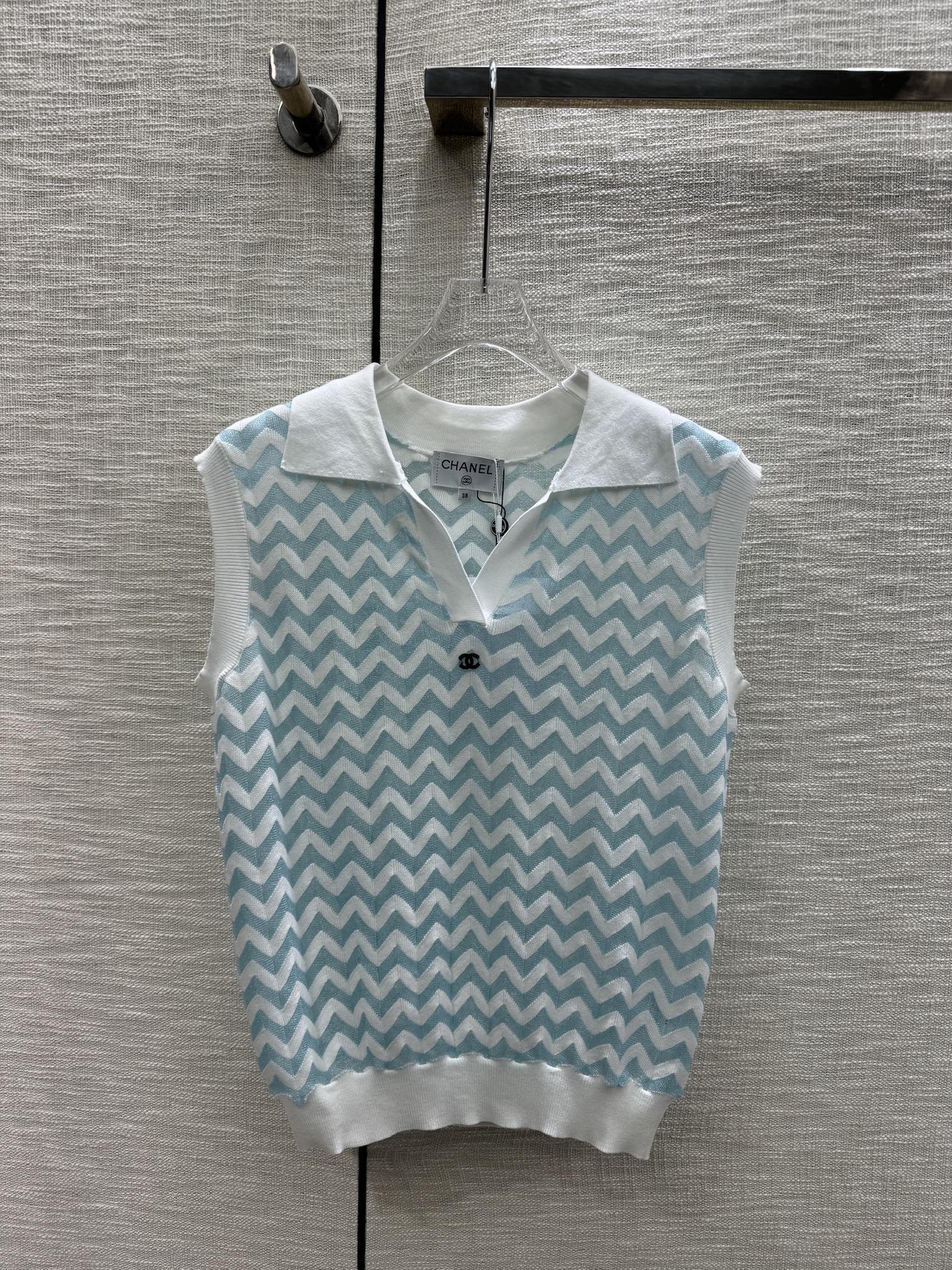 Вязаный жилет Chanel 2403 с воротником-поло конфетных цветов - синий