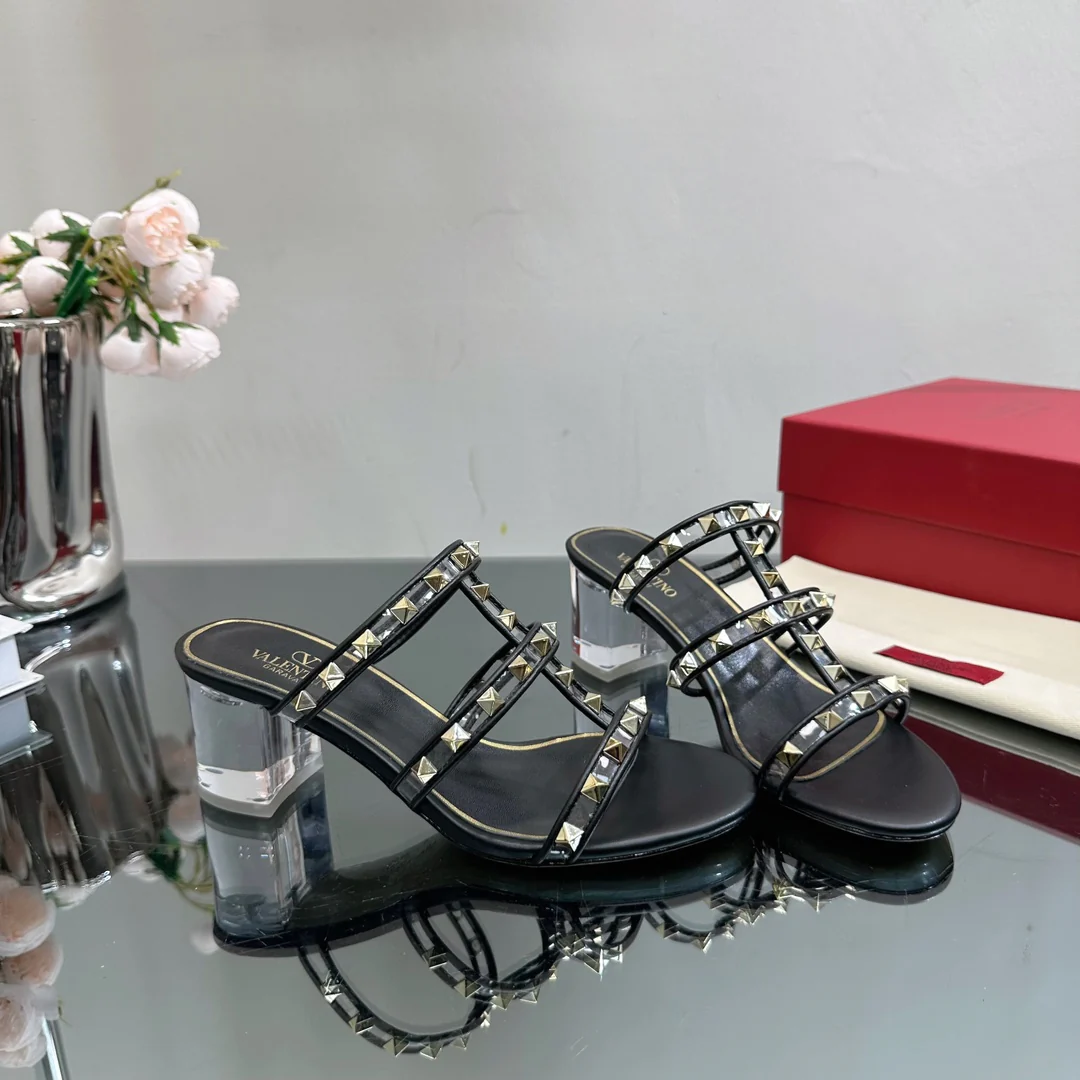 Новинка сезона весна/лето 2023 от Valentino - Прозрачные сандалии на каблуке с кристаллами - Черные
