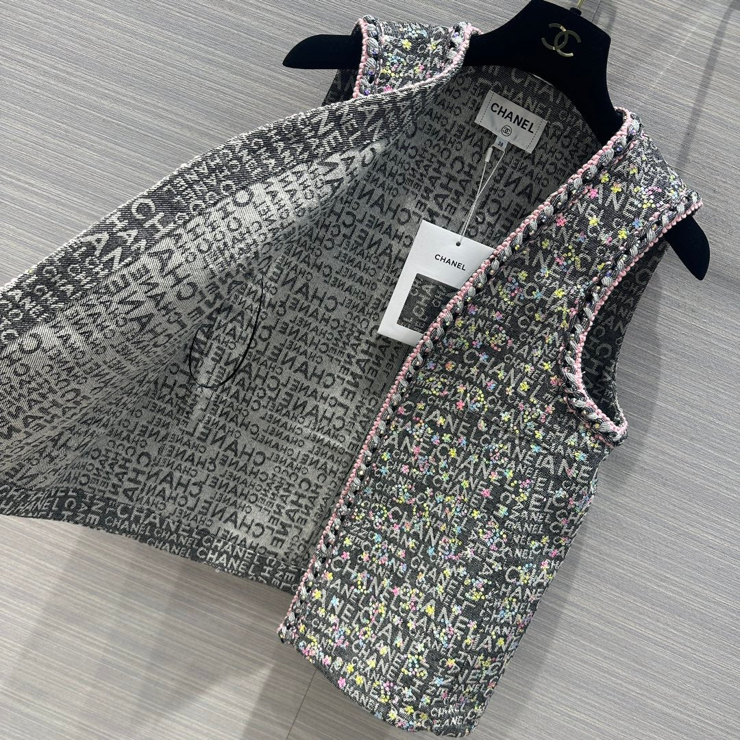 Chanel - 2403 - Весенне-летняя новинка. Жилет из прочной жаккардовой ткани с плетением из пряжи и бисерной отделкой.