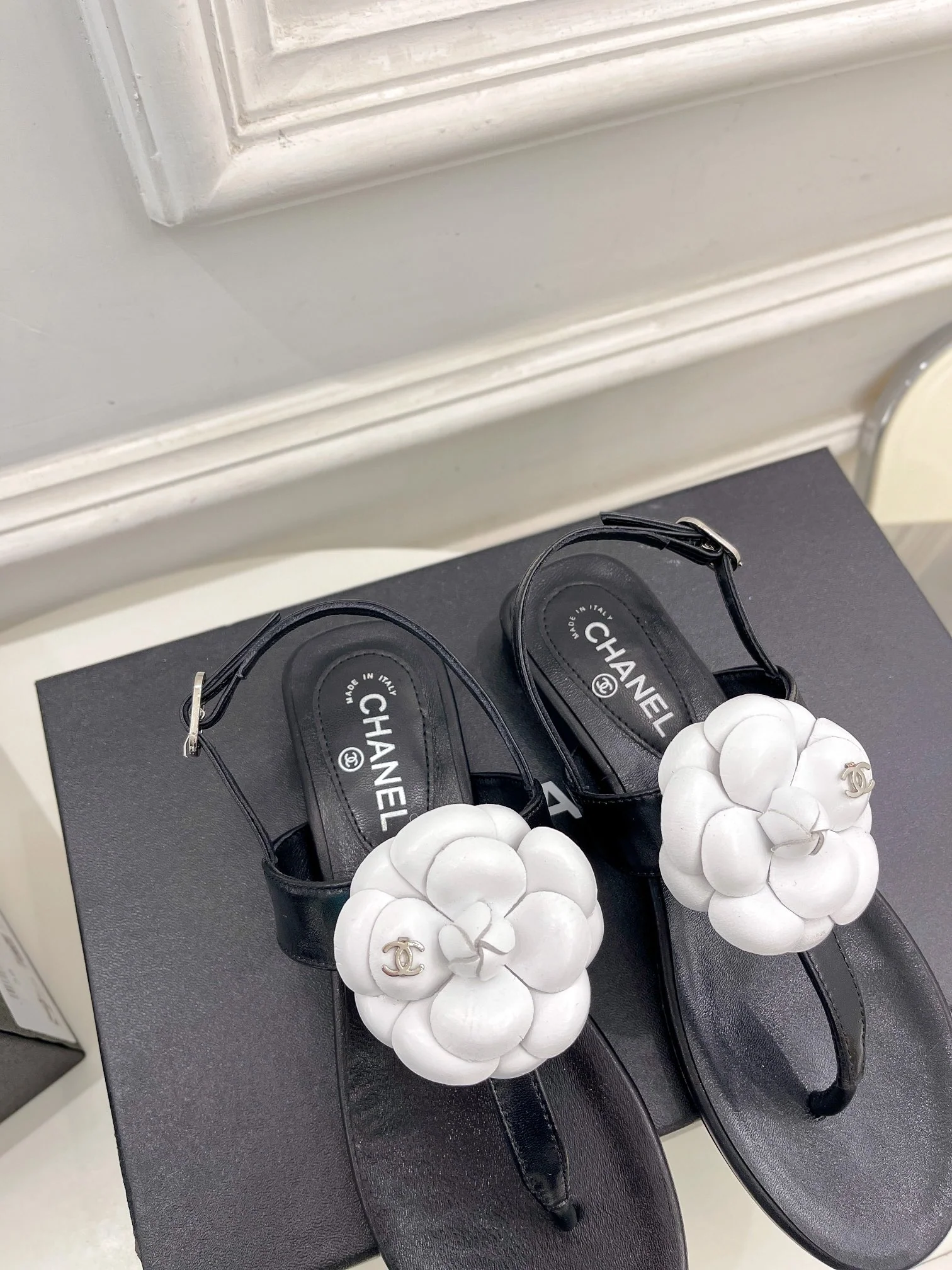 Новинка сезона весна/лето 2023 от Chanel - сандалии Camellia - черные.
