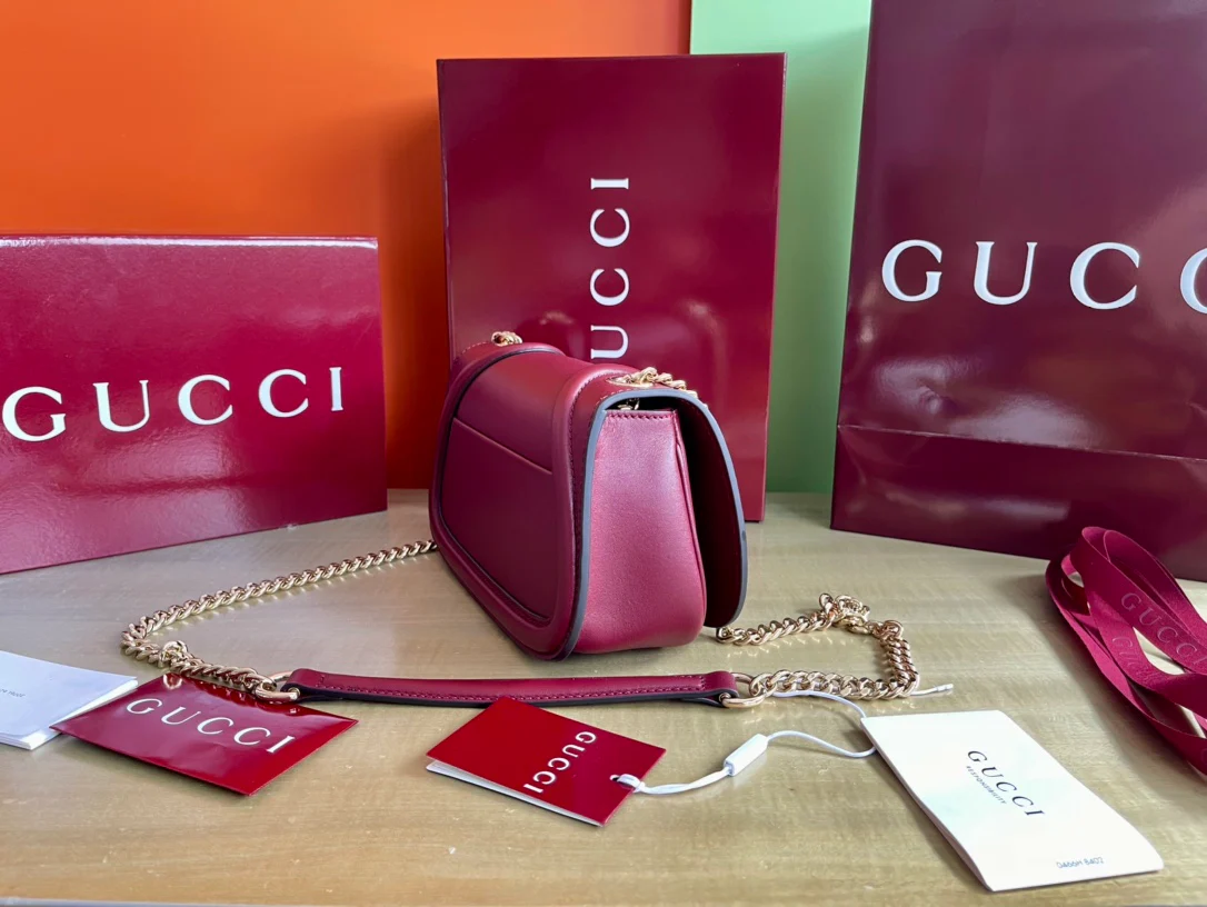 Ремешок на плечо Gucci 2025 из кожи с золотой цепочкой - красный