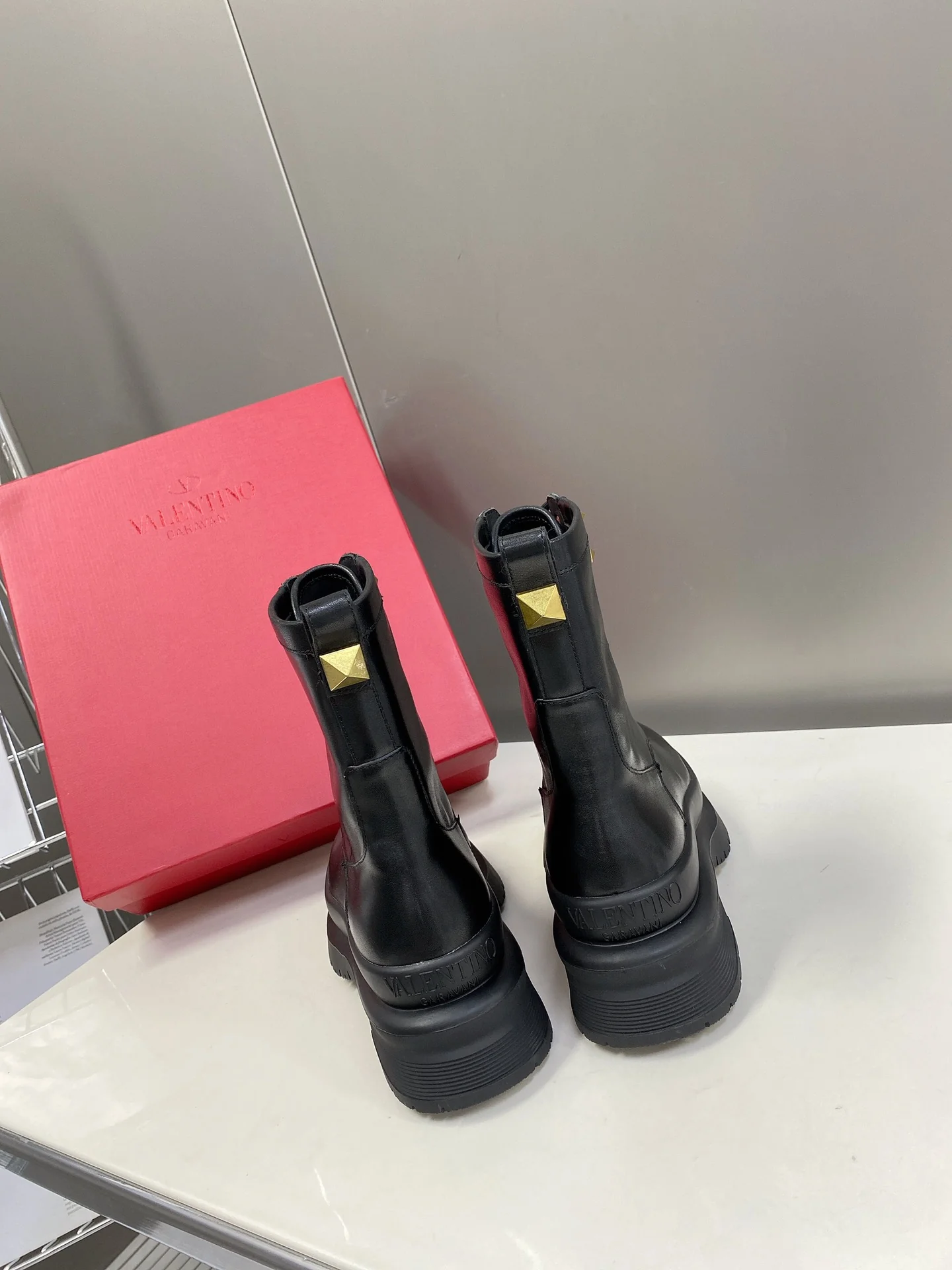 Новинка сезона осень/зима 2022 от Valentino - Ботинки Martin в британском стиле - 1