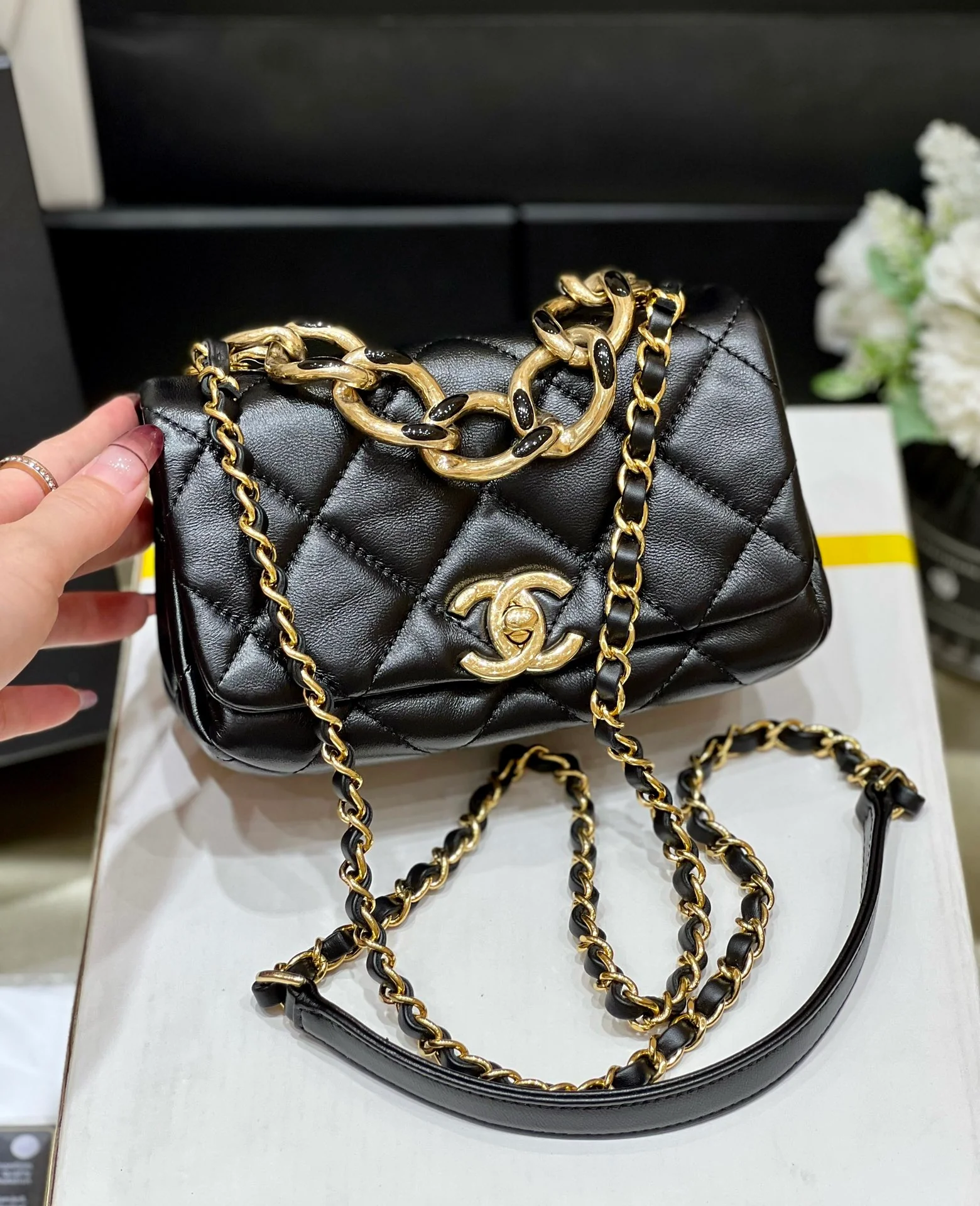 Коллекция Chanel 2022 Métiers d'Art — Сумка-гармошка на массивной цепочке — Мини