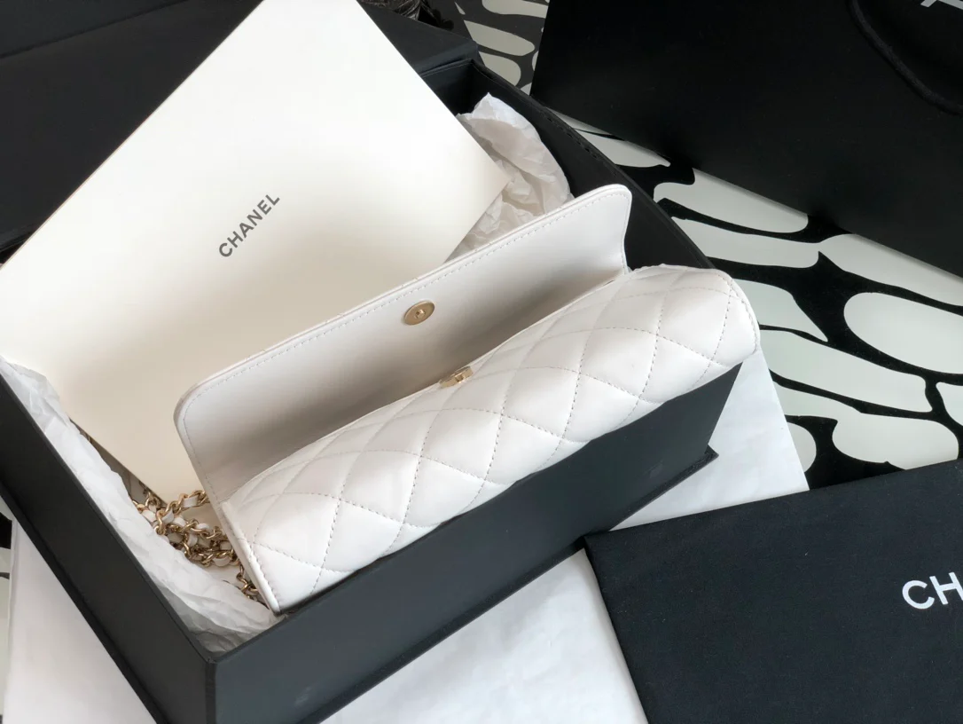 Вечерняя сумочка Chanel, новинка 2022 года - белая.