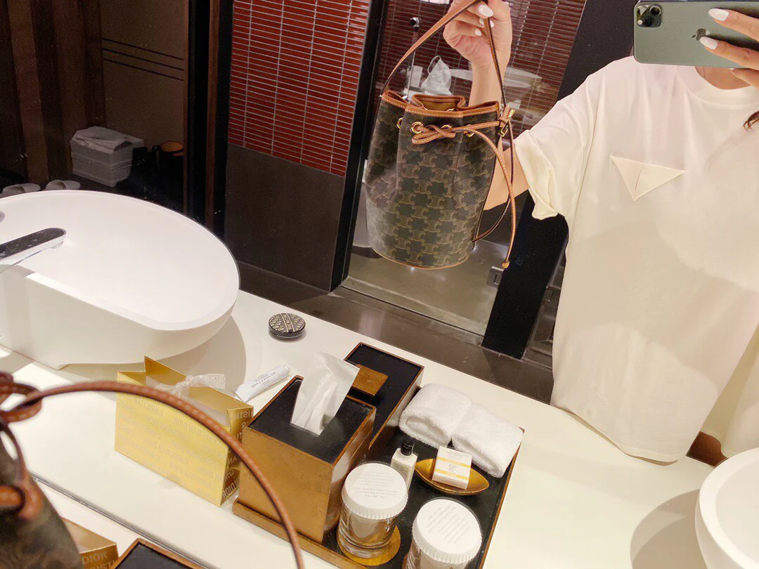 Маленькая холщовая сумка Celine Triomphe на завязках - желто-коричневая с монограммой.