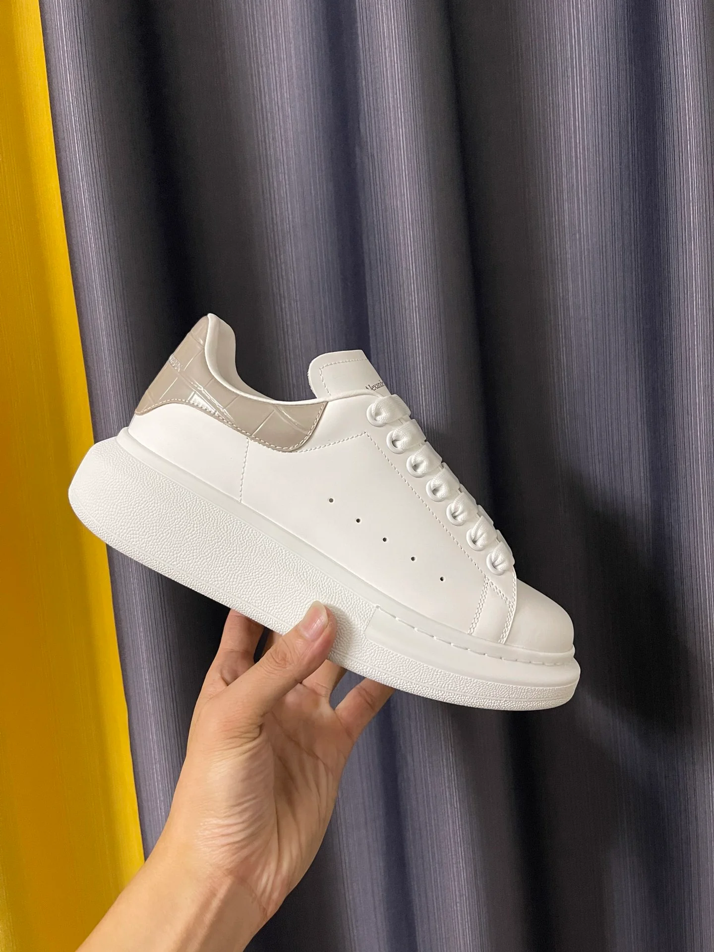 Классические белые кроссовки McQueen - унисекс - на каблуке с серым крокодиловым рисунком