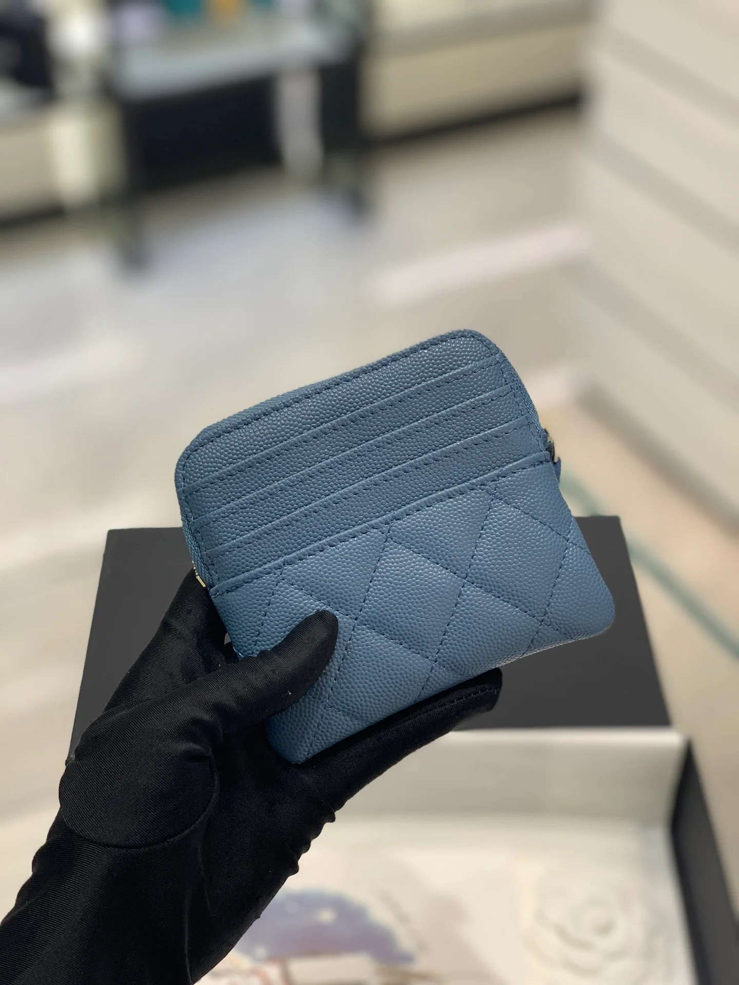 Монетоприемник Chanel 22s с бриллиантовой пряжкой - синий