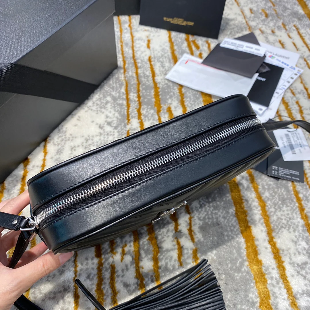 Фотосумка YSL Lou Bag — черная с серебристой фурнитурой.