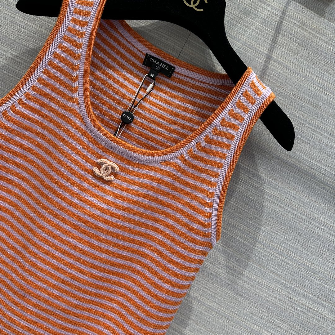 Chanel 2403 - Вязаный жилет лососевого цвета в полоску, отделанный золотой нитью.
