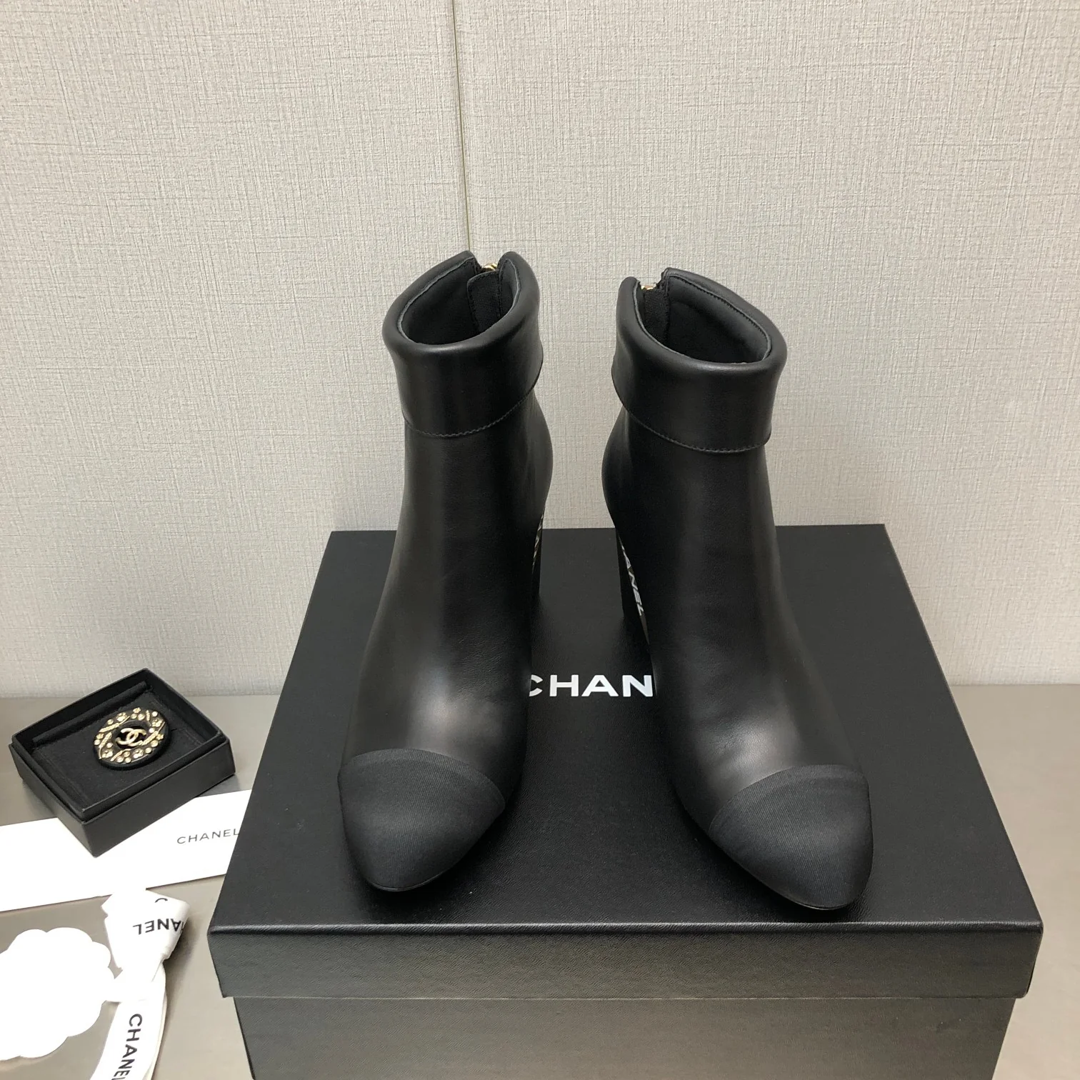 Новинка сезона осень/зима 2022 от Chanel - Ботильоны на высоком каблуке - Черные