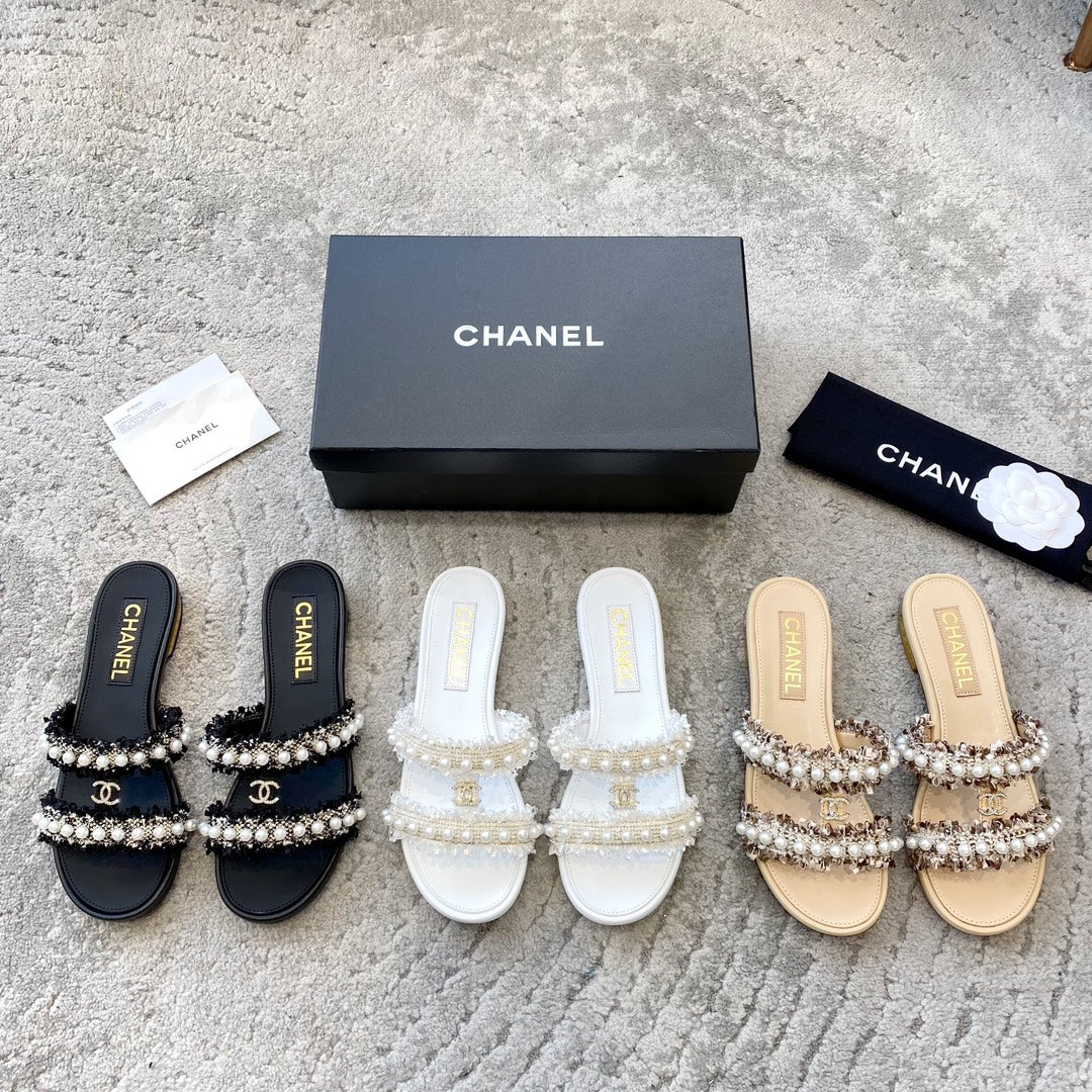 Новинка сезона весна/лето 2023 от Chanel - Тапочки из овечьей кожи с жемчугом - Черные