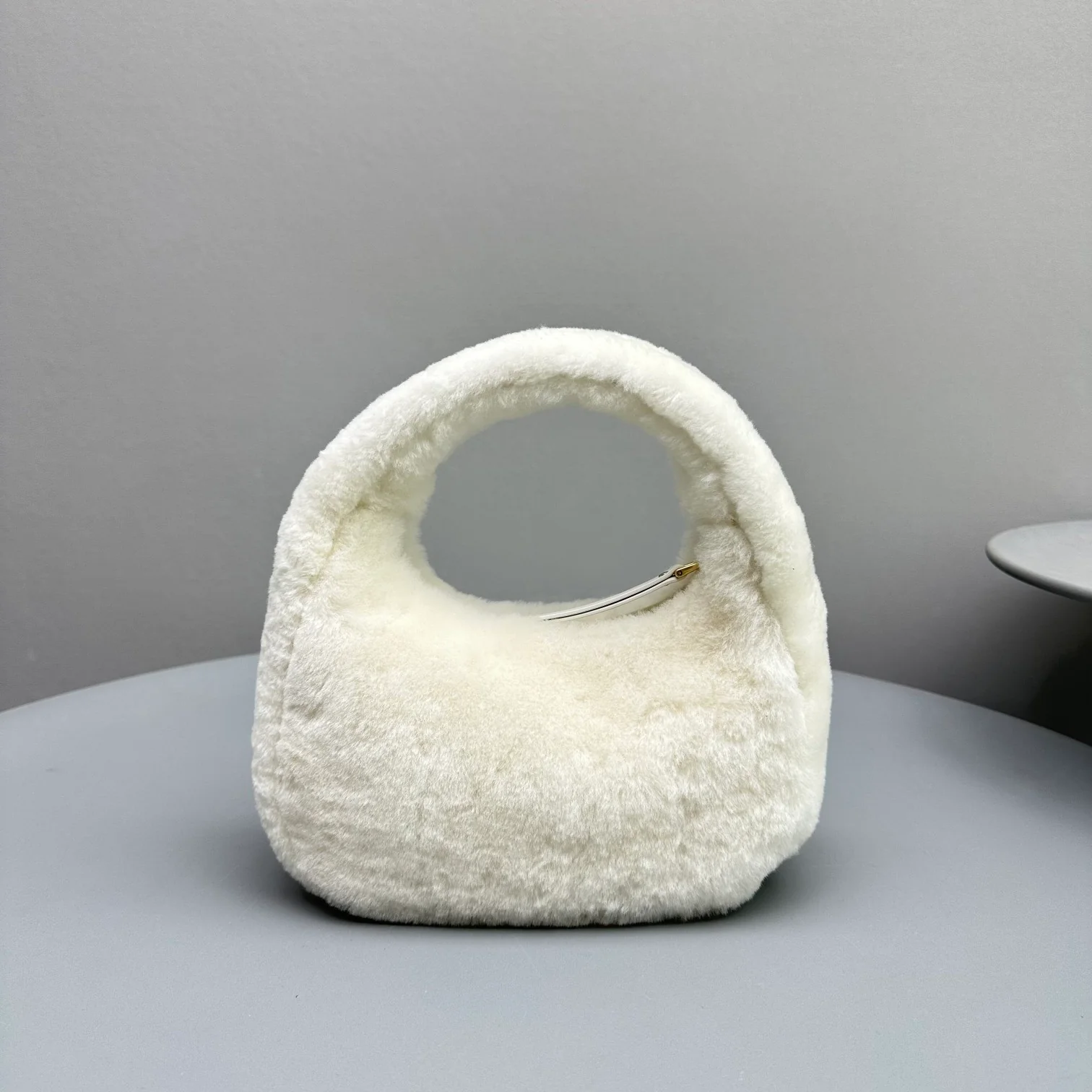 Сумка Miu Miu Wander - маленькая, белая, с флисовой подкладкой.