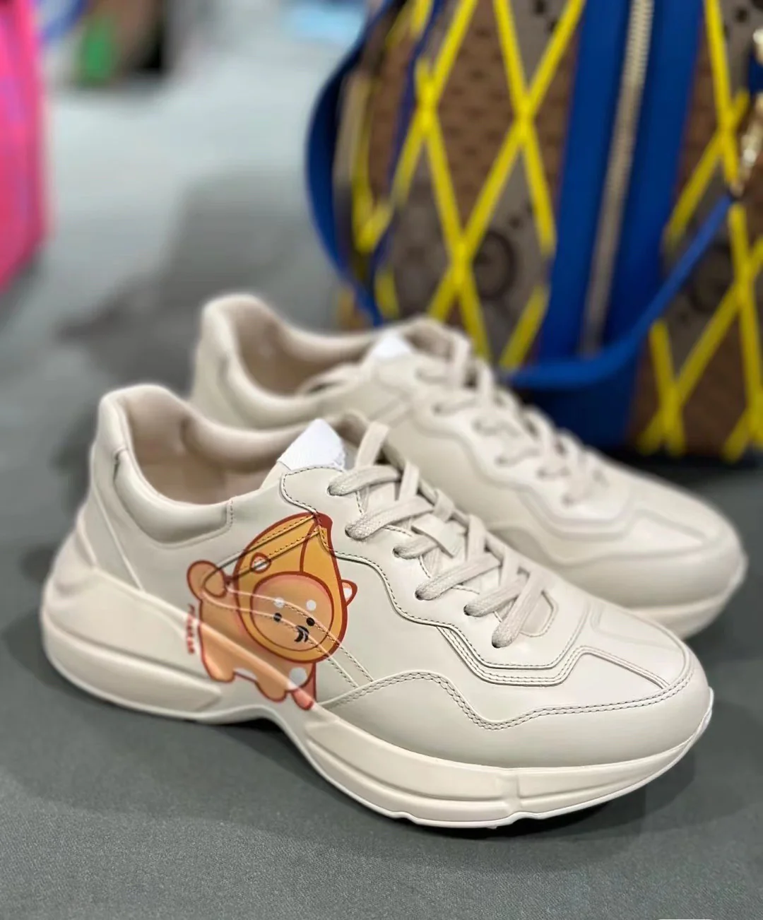 Новинка сезона весна/лето 2023 от Gucci - милые массивные туфли с узором.