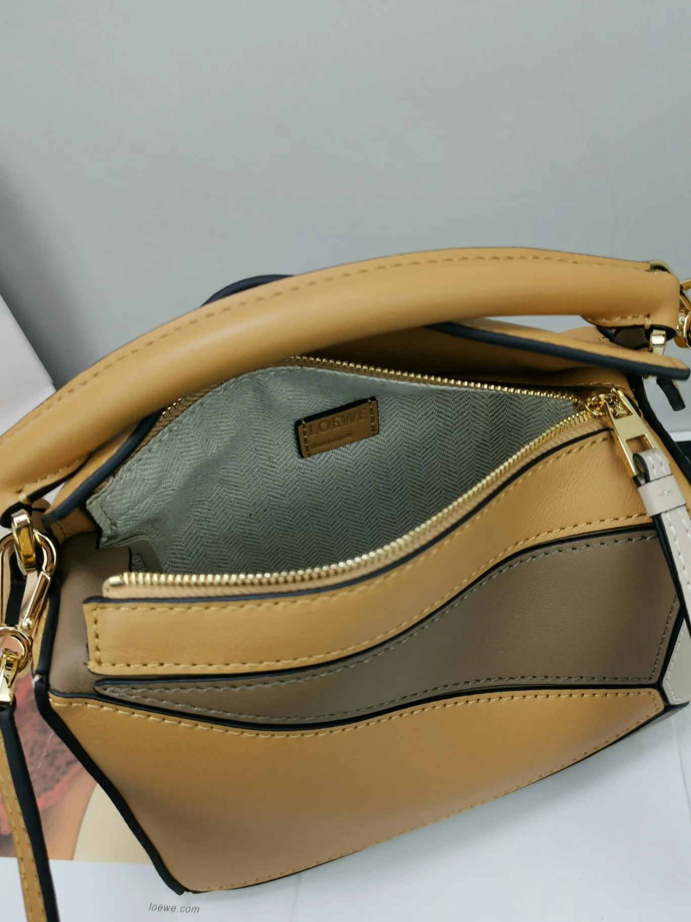 Мини-сумка Loewe Puzzle Bag из телячьей кожи - 17