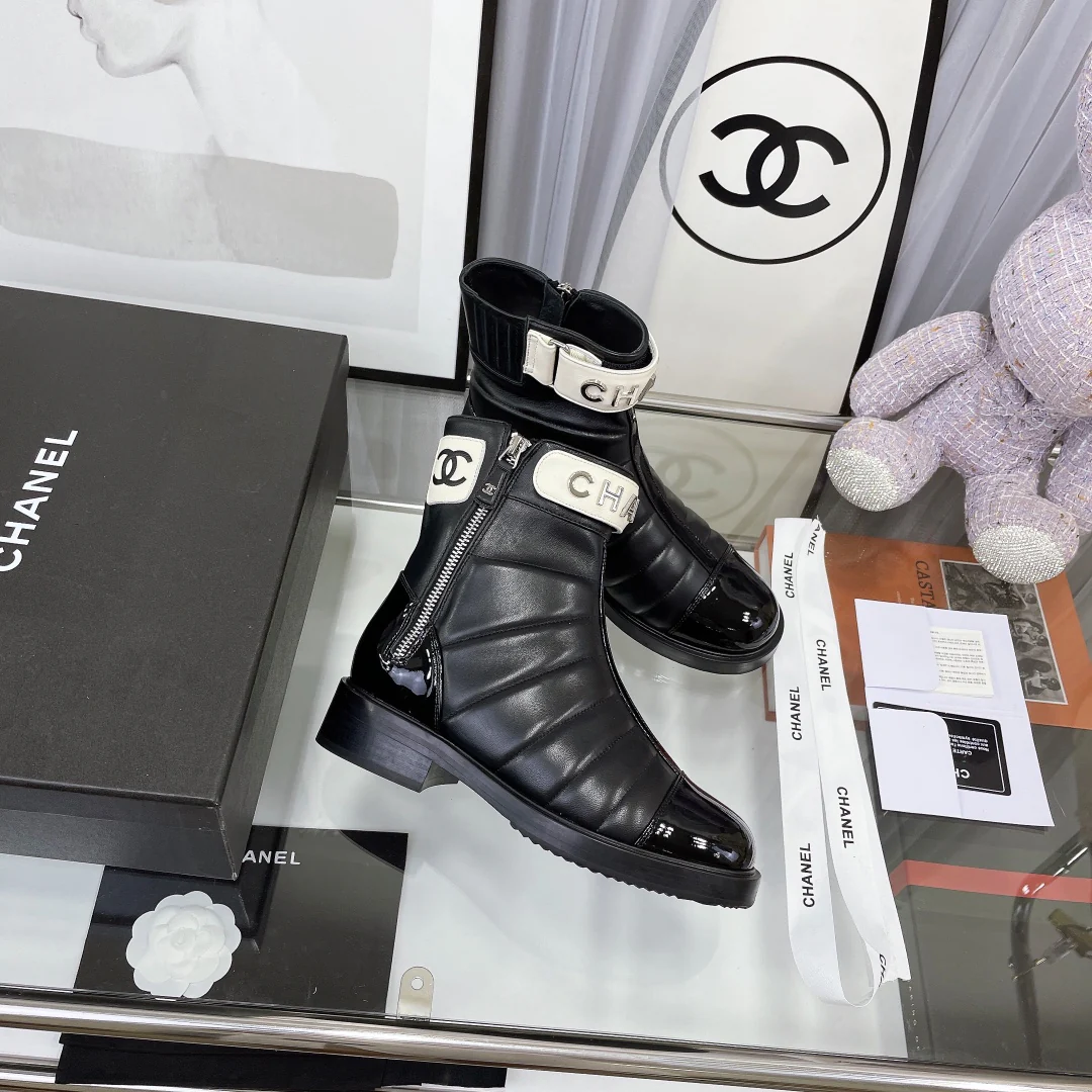 Новинка сезона осень/зима 2022 от Chanel - Пуховые сапоги - Черные - 5 см