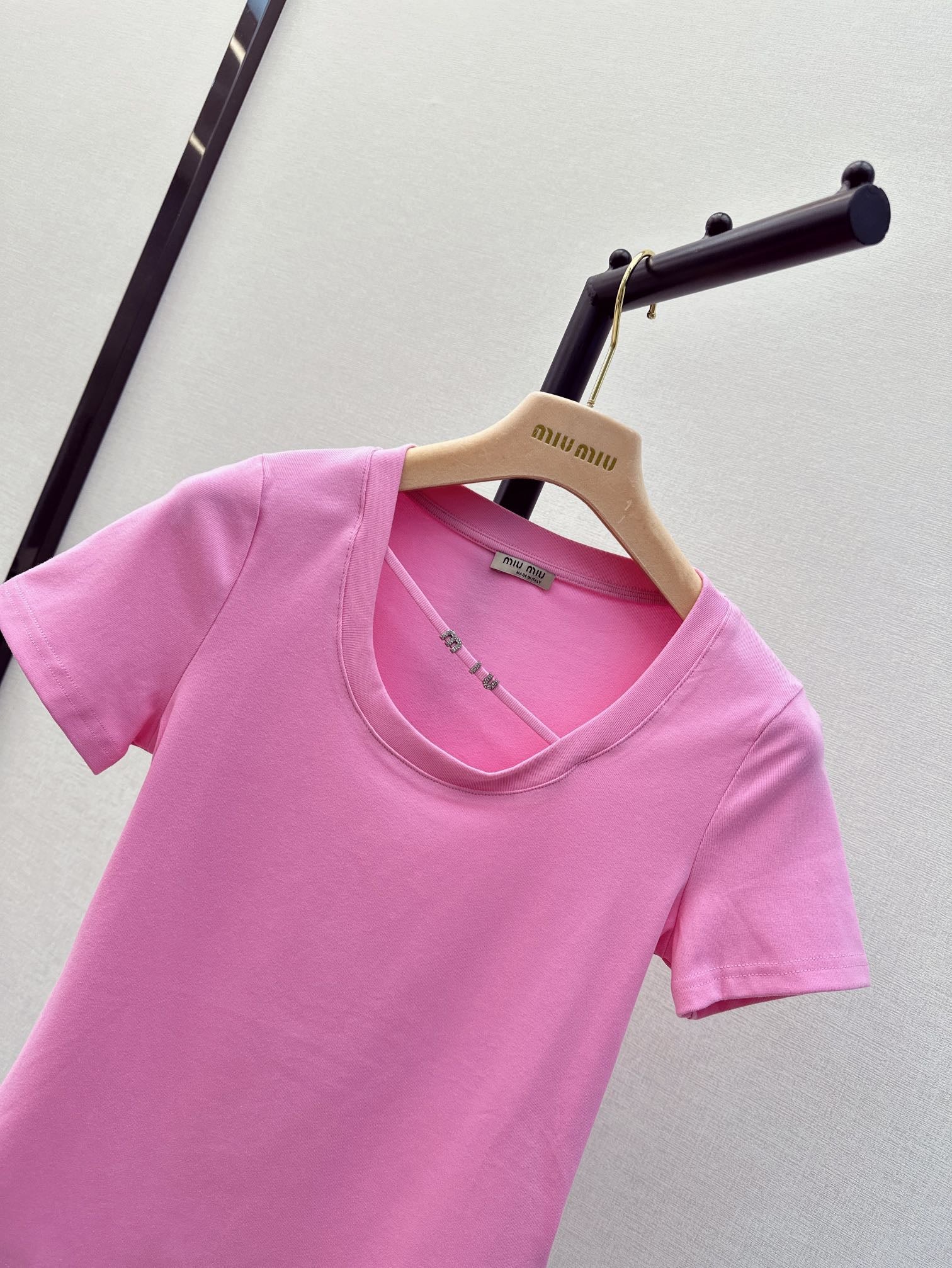 Miu Miu-2404 - Новинка весны/лета: футболка облегающего кроя с U-образным вырезом, розовая.