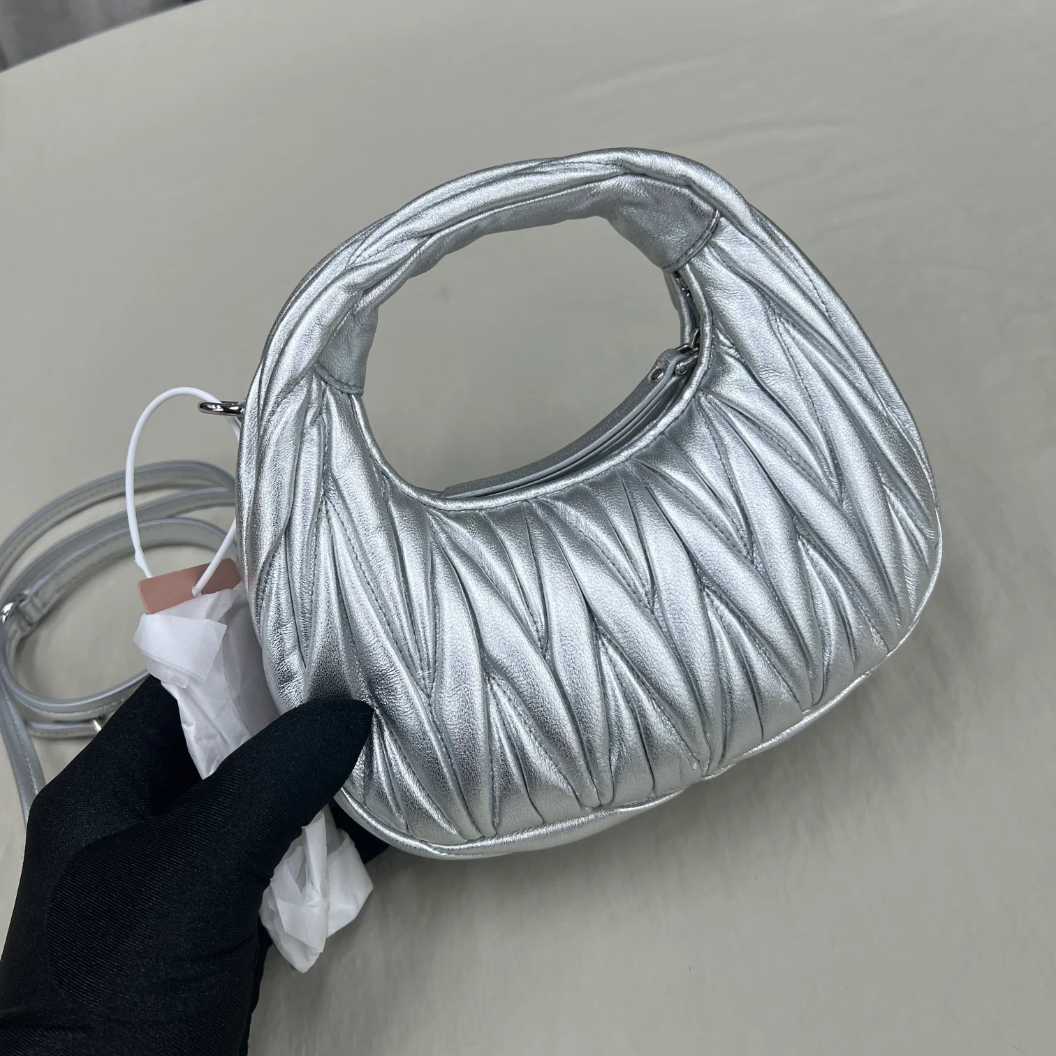 Сумочка Miu Miu Wander, миниатюрная, из овечьей кожи, серебристая.