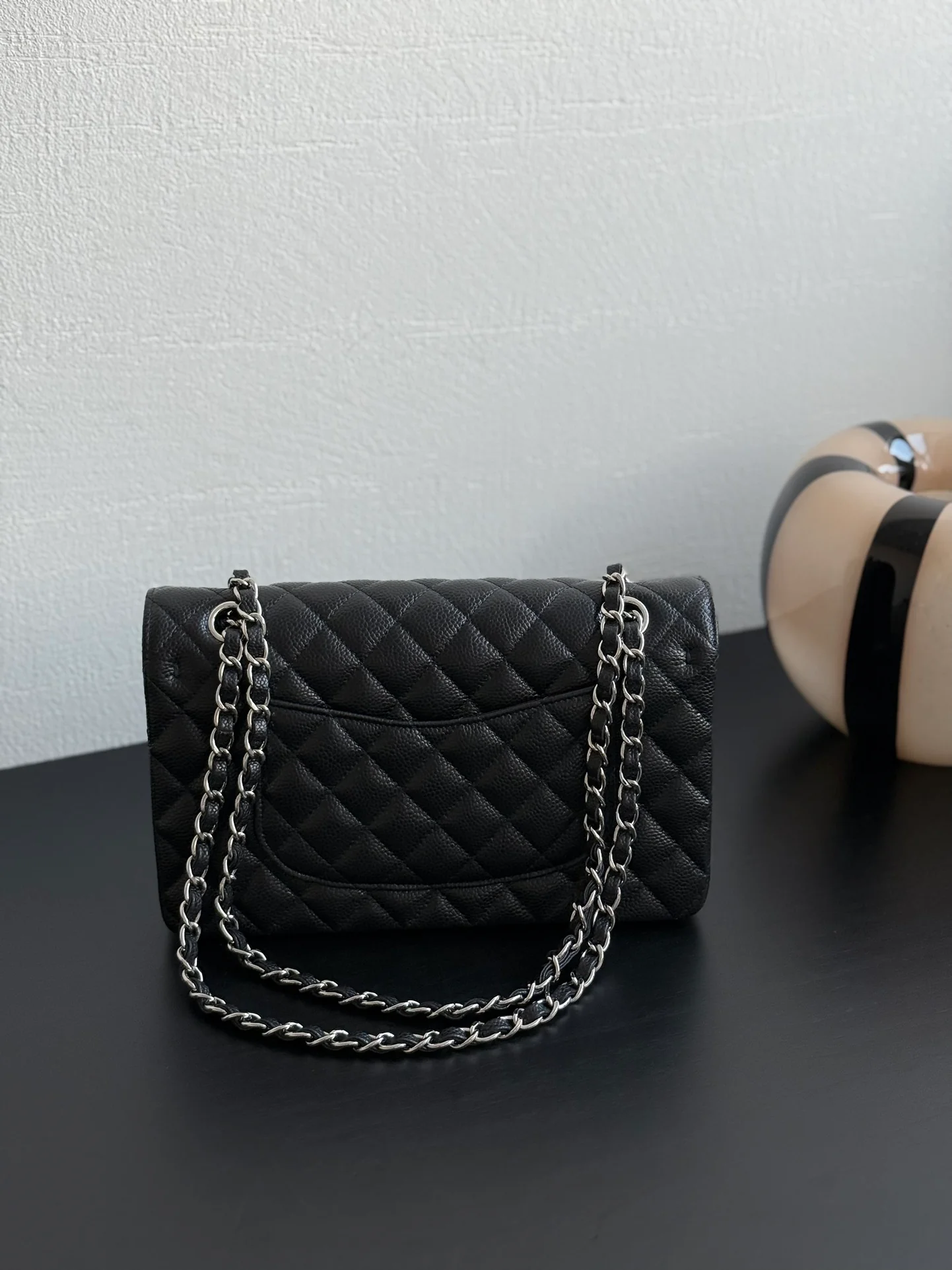 Сумка Chanel CF25 из зернистой кожи с серебристой фурнитурой и цепочкой — черная.