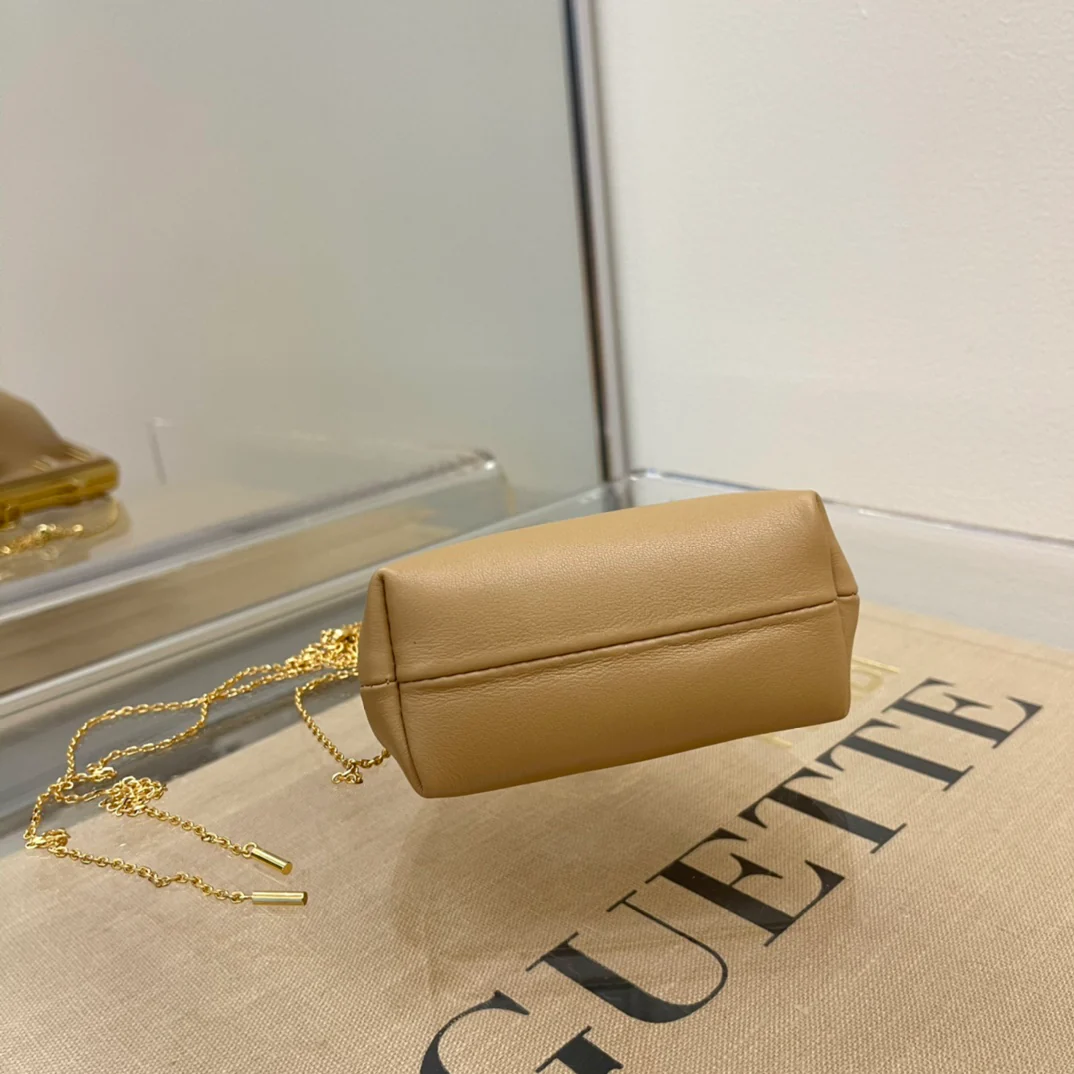 Первый шарм Fendi - светло-коричневая кожа наппа.