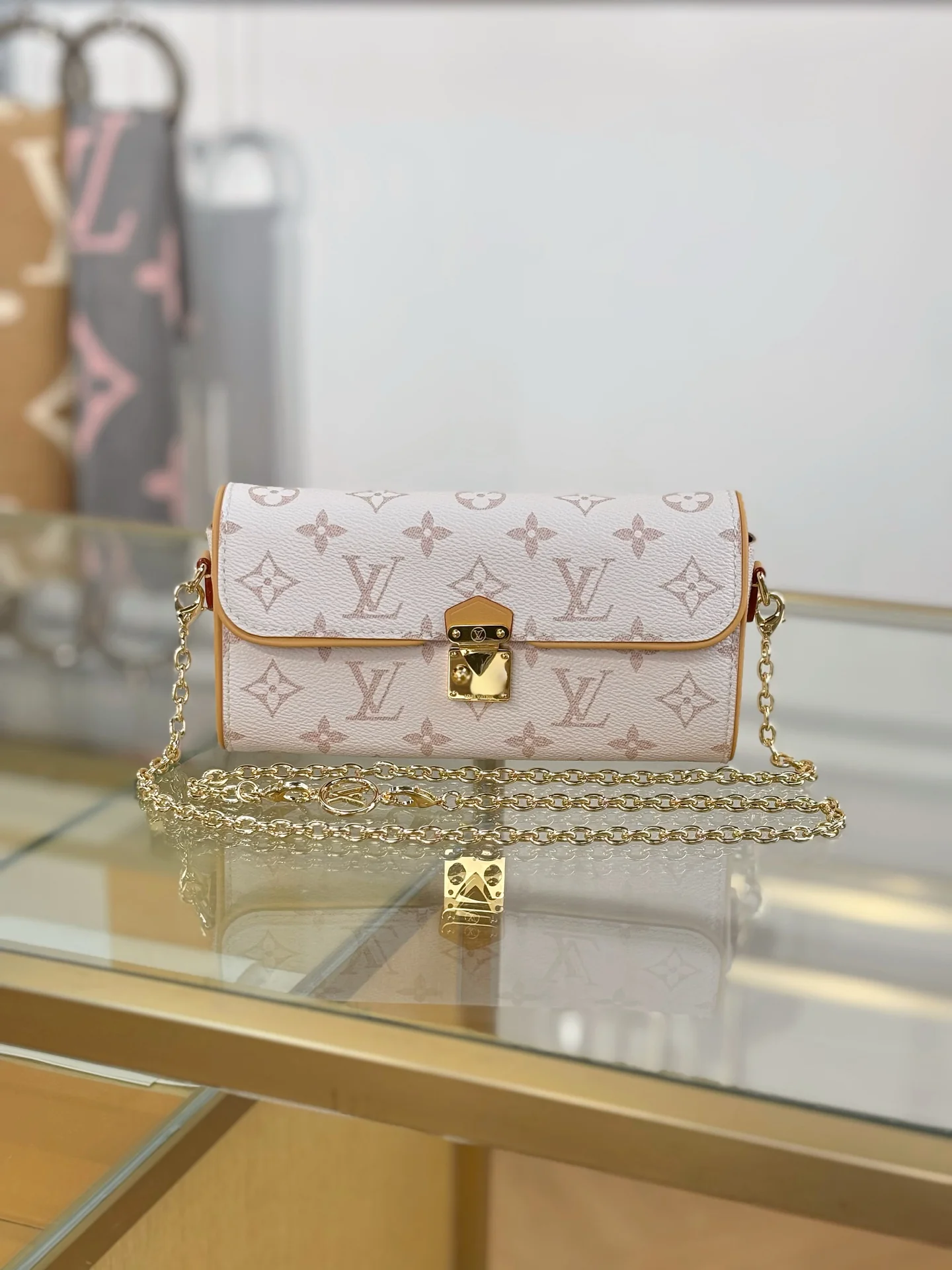 LV-m26583-pochette-camille сумка-белая с монограммой