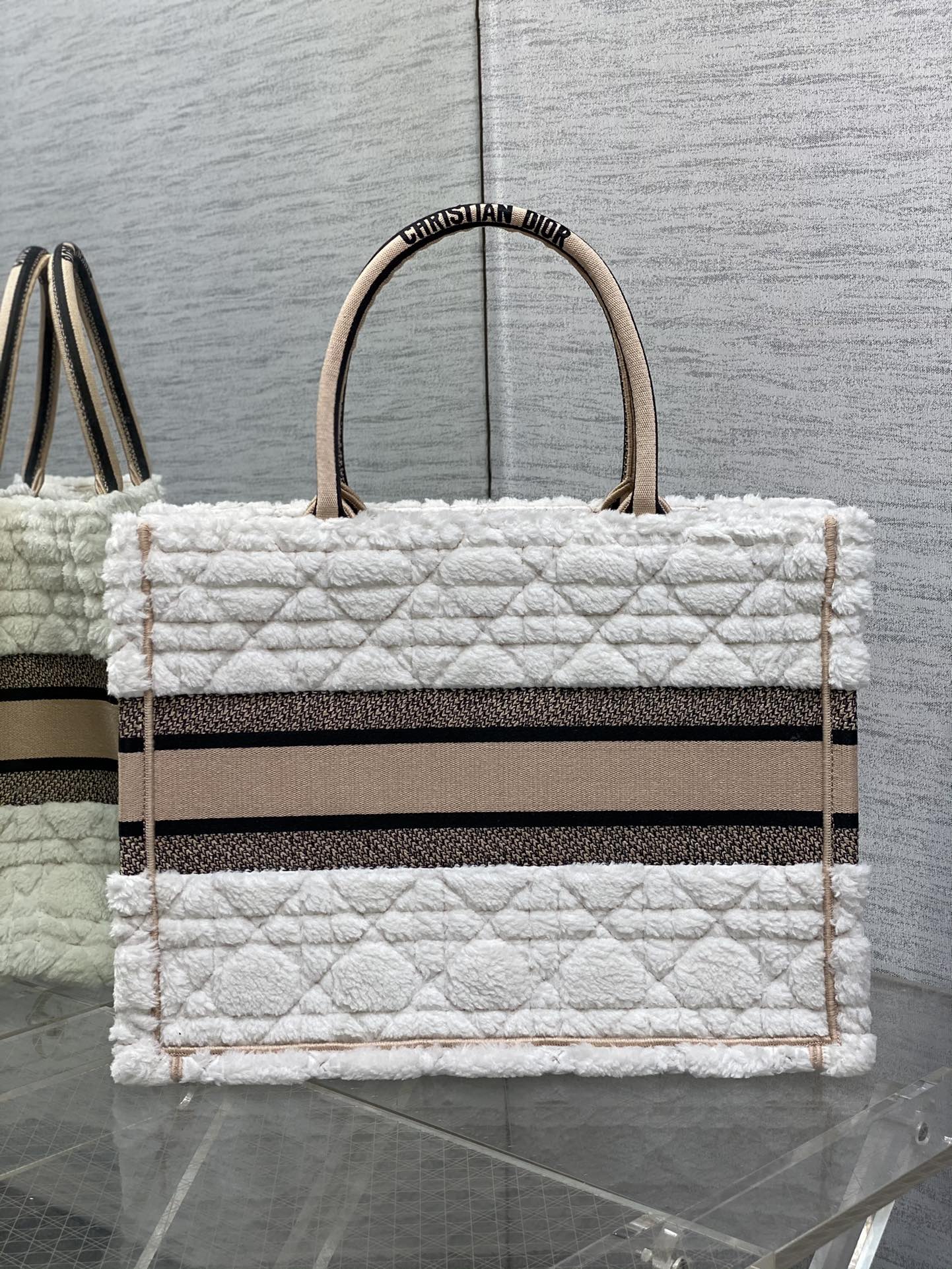 Сумка Dior Book Tote из коллекции осень/зима 2023, меховая – белая/абрикосовая – средний размер