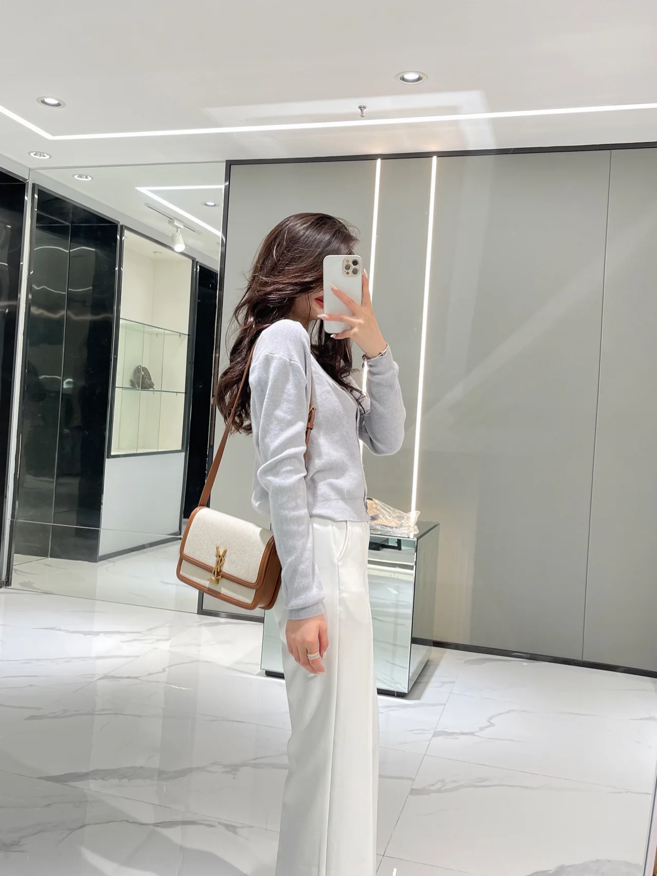 Сумка YSL Box Saint Laurent Tofu Bag - Большой размер - Бежевый лен - На фото: в одежде