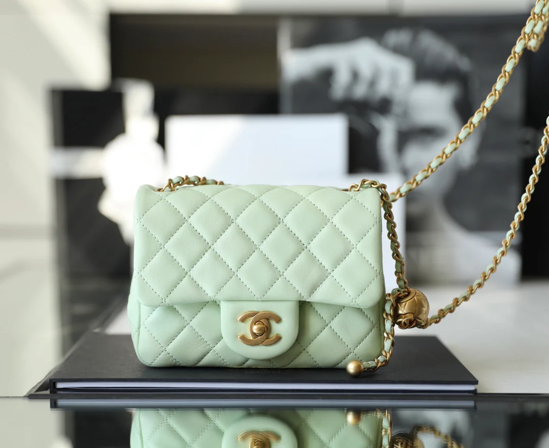 Chanel - Сумка-клатч Golden Globe Square Flap Bag - 18 см - Овечья кожа - 2 шт.