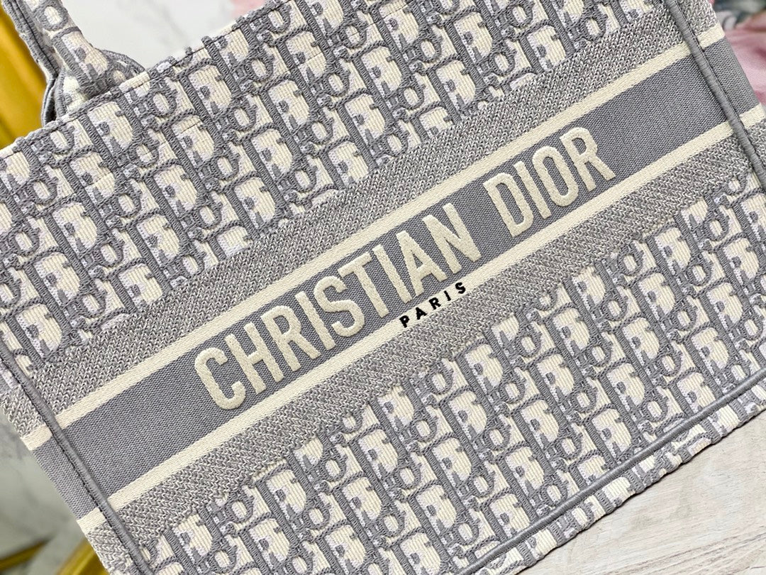 Сумка-тоут Dior Book, маленький размер 36,5 см, серый монограммный узор.