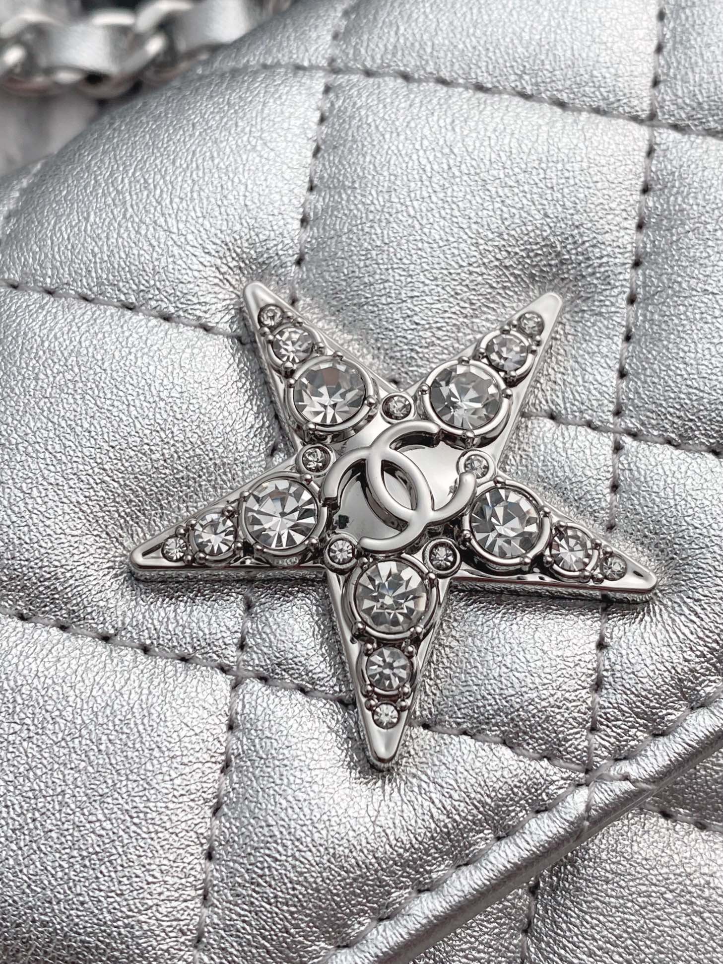 Новинка весны/лета от Chanel - Мини-сумка через плечо Chanel 24c - Серебристая