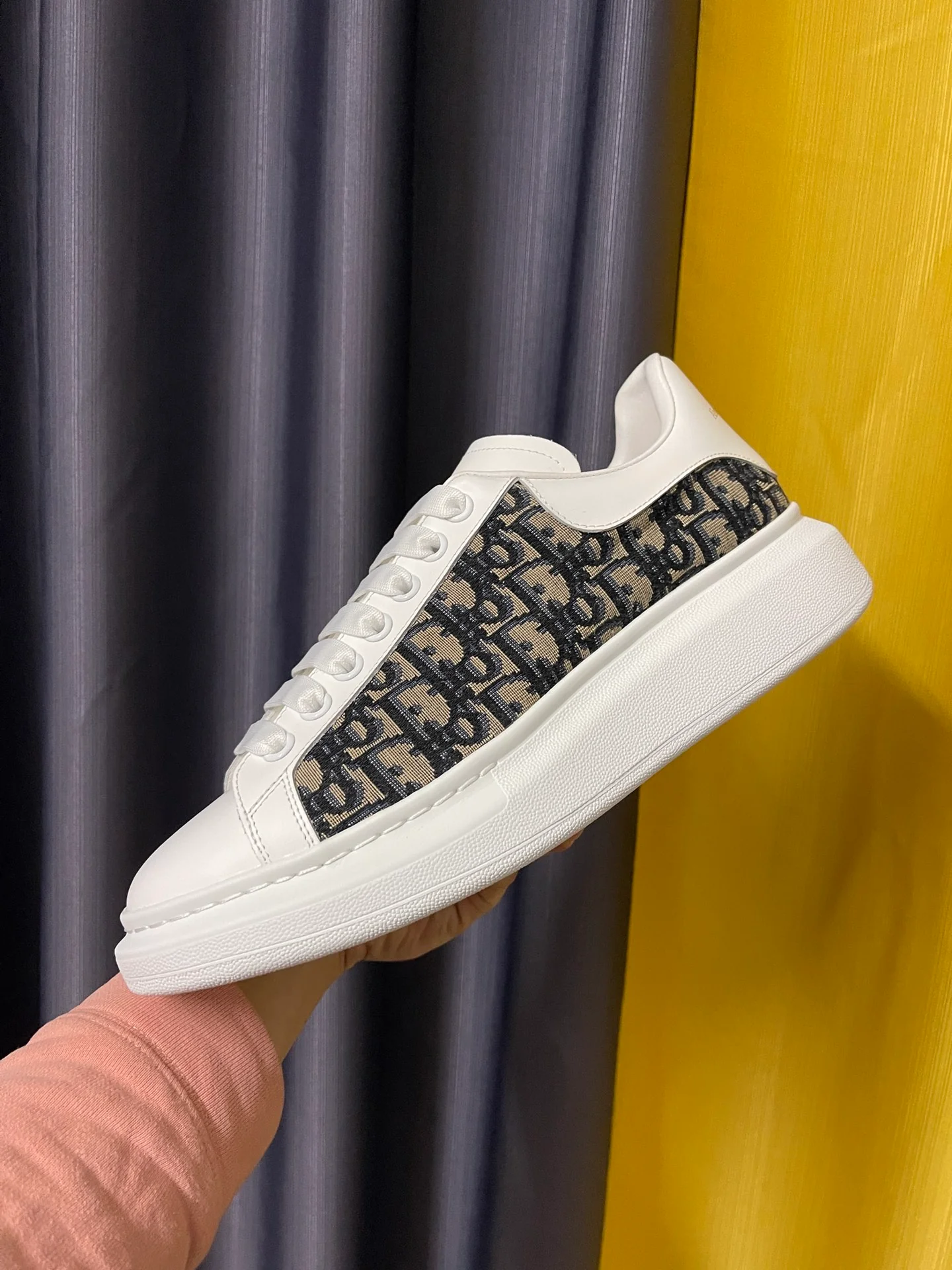 Классические белые кроссовки McQueen - модель, созданная в рамках сотрудничества.