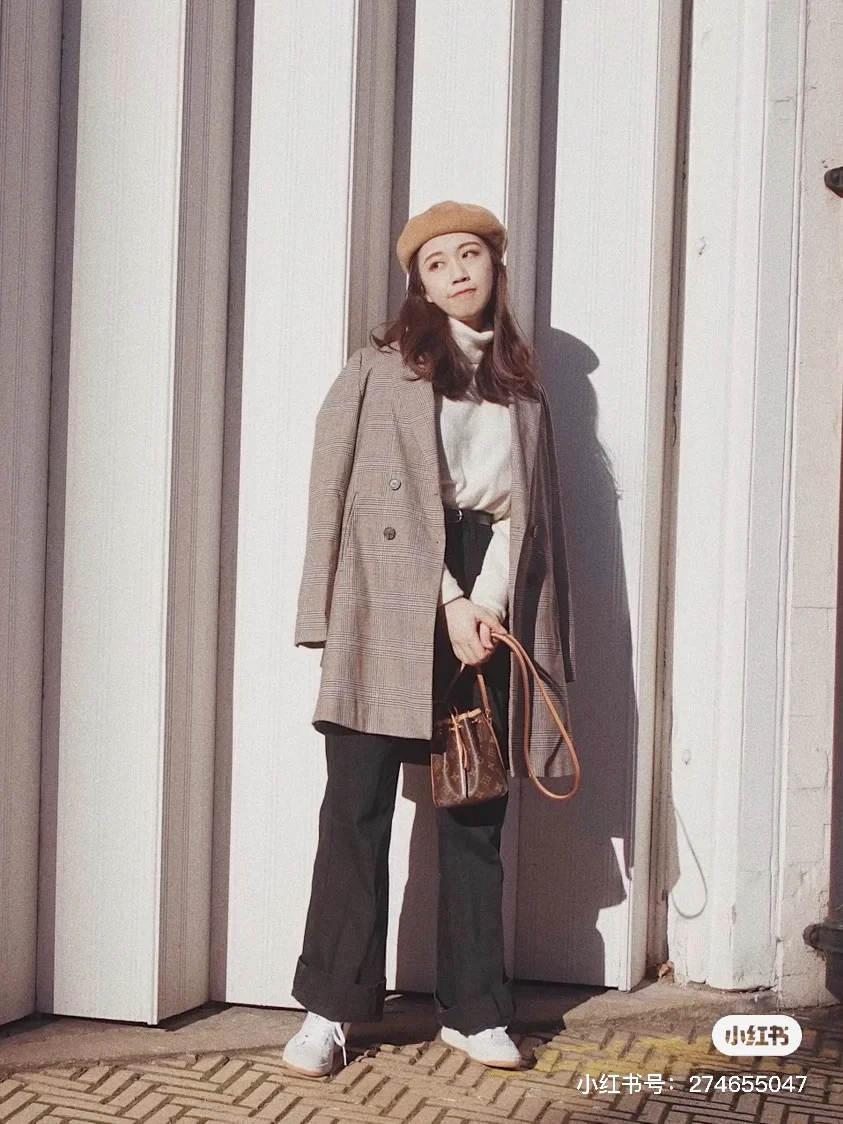 m41346-LV-nano-noe-handbag-monogram mini-bag-on-body photo