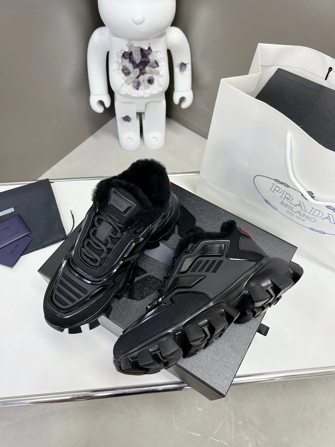 Новинка весны 2022 года от Prada - повседневные туфли на платформе - черные.