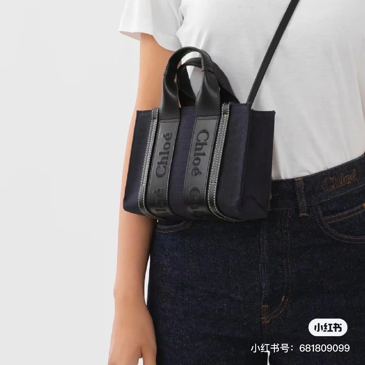 Новинка весны 2023 года от Chloe - сумка-тоут Woody - льняная кожа, темно-синий с черными элементами - мини-версия.