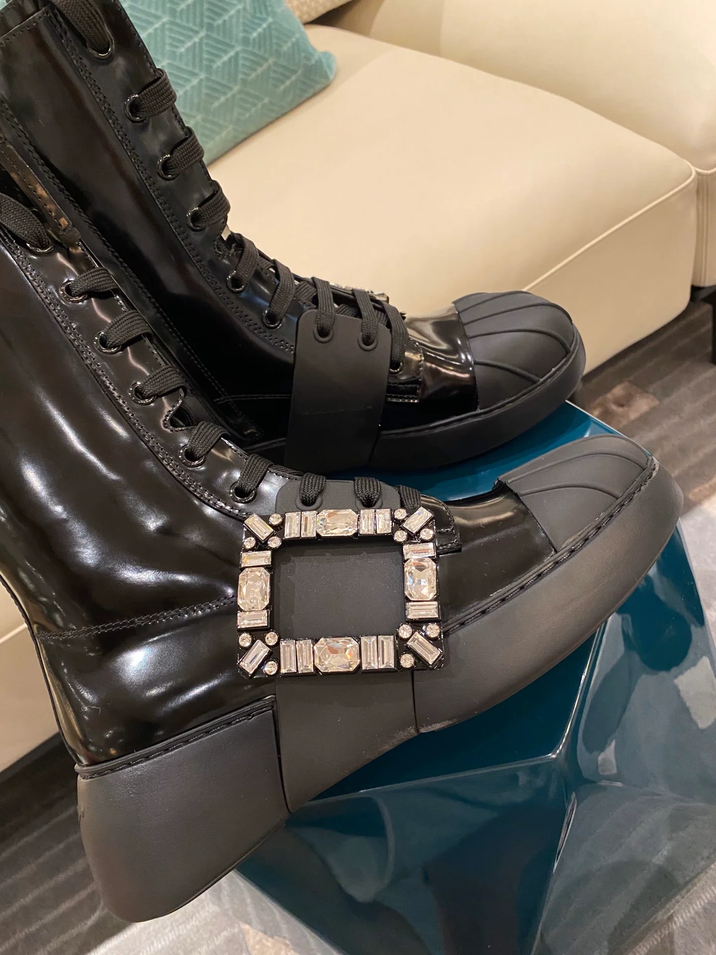 Ботинки прямого кроя с бриллиантовой пряжкой из осенне-зимней коллекции RV21