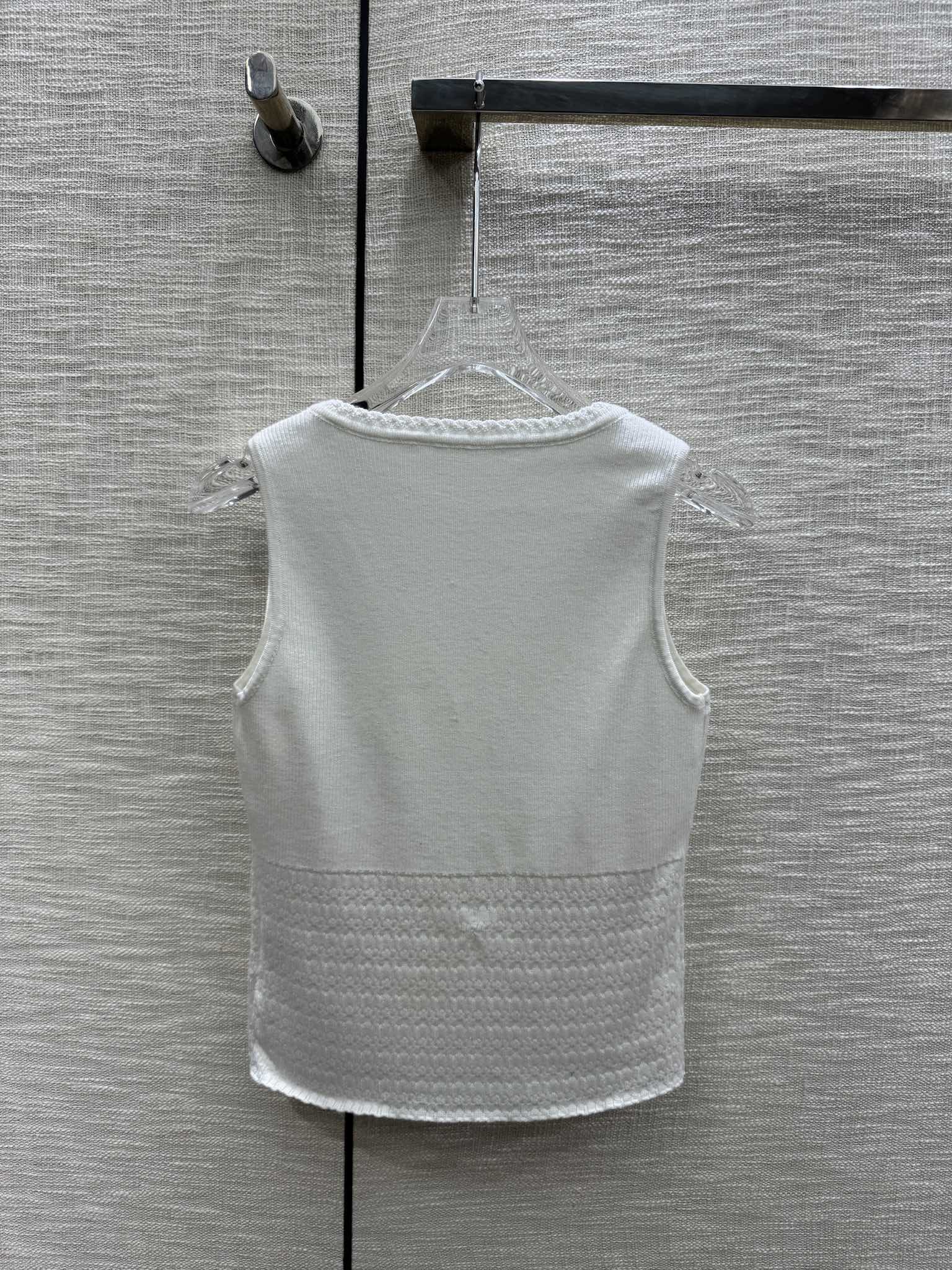 Вязаный жилет Chanel 2403 с V-образным вырезом - белый