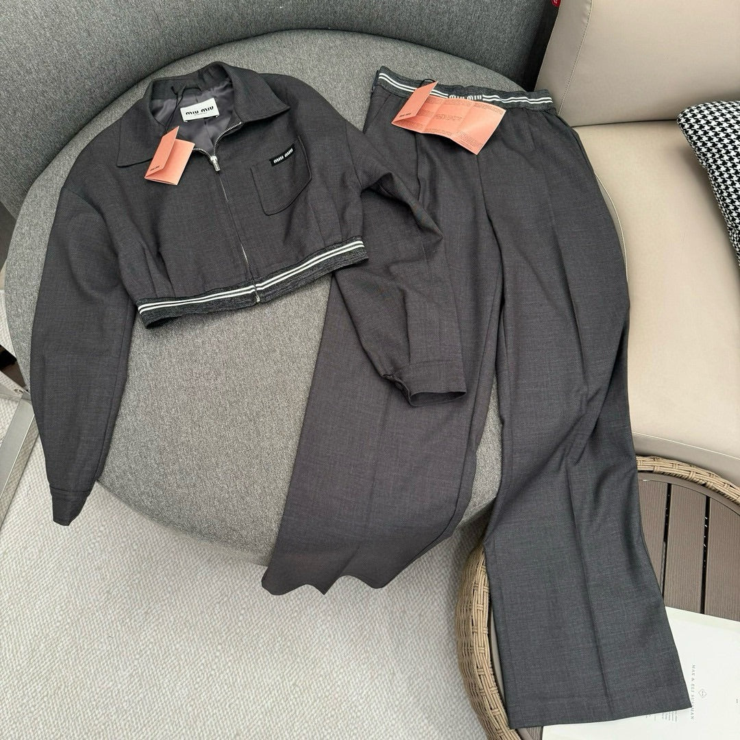 Miu Miu - Коллекция весна/лето 2404-24: Новые поступления, брюки прямого кроя с логотипом на талии.