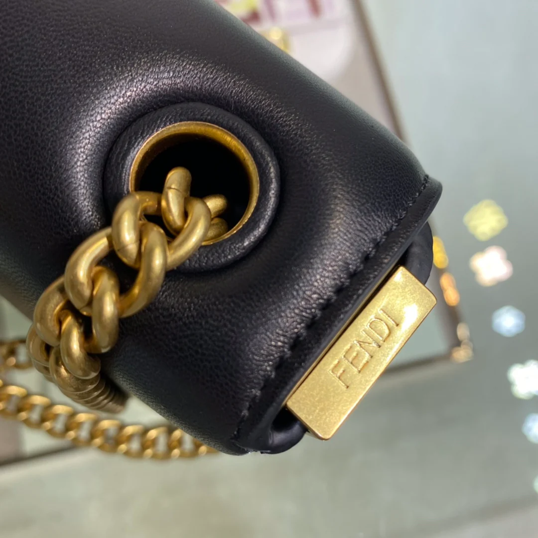 Маленькая кожаная сумка Fendi Baguette - 1
