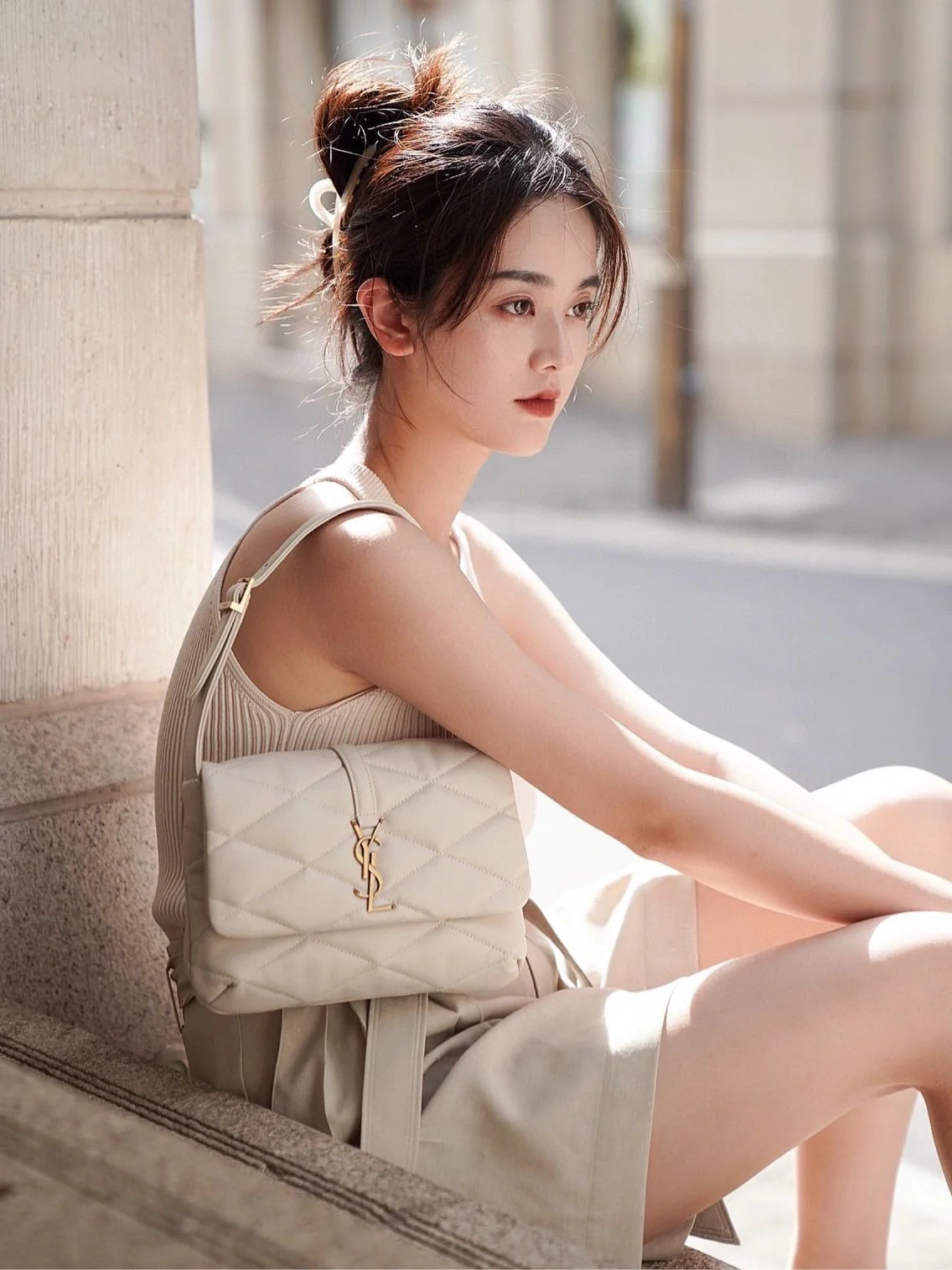 Стеганая сумка через плечо YSL из овечьей кожи — белая — на фото.