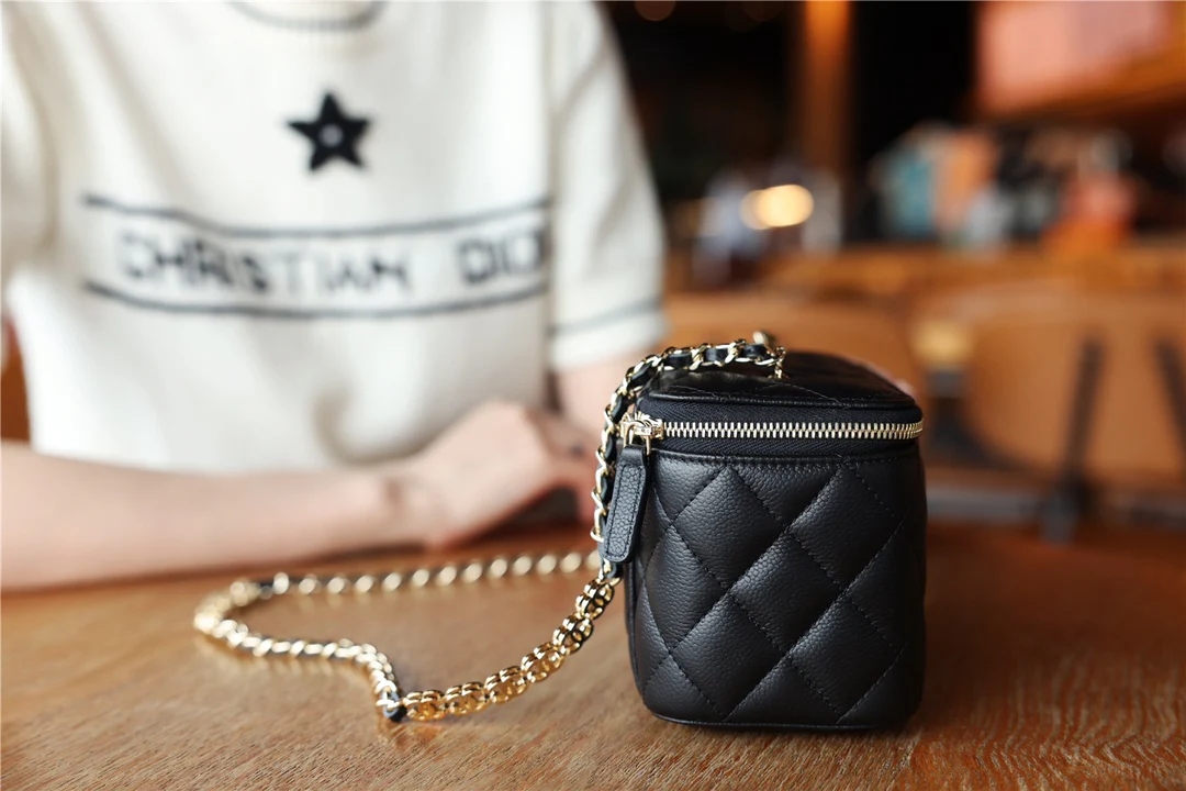 Chanel - квадратная сумка-коробочка с двойной цепочкой и буквой C