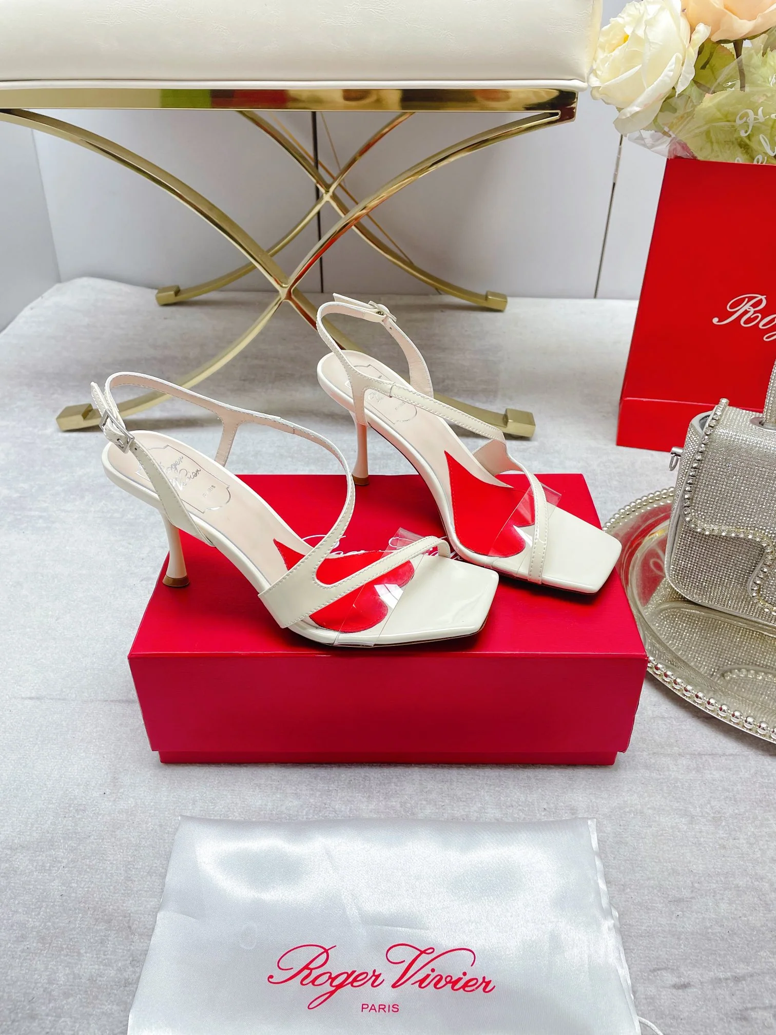 Обувь RV Shoes - Новинка ранней весны 2023 года - Сандалии в форме сердца на шпильках