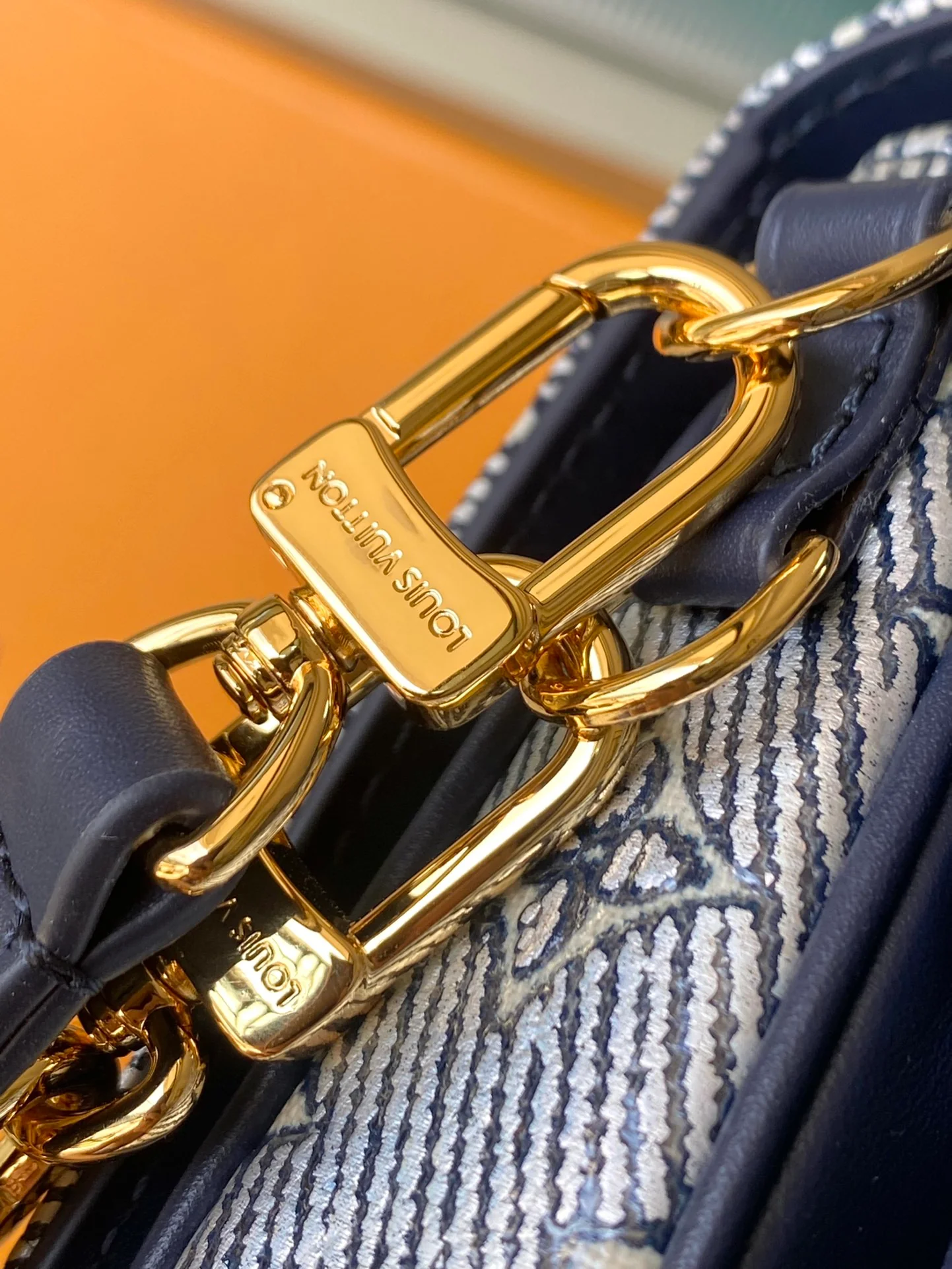 m22834-LV-pochette-metis-east-west-handbag