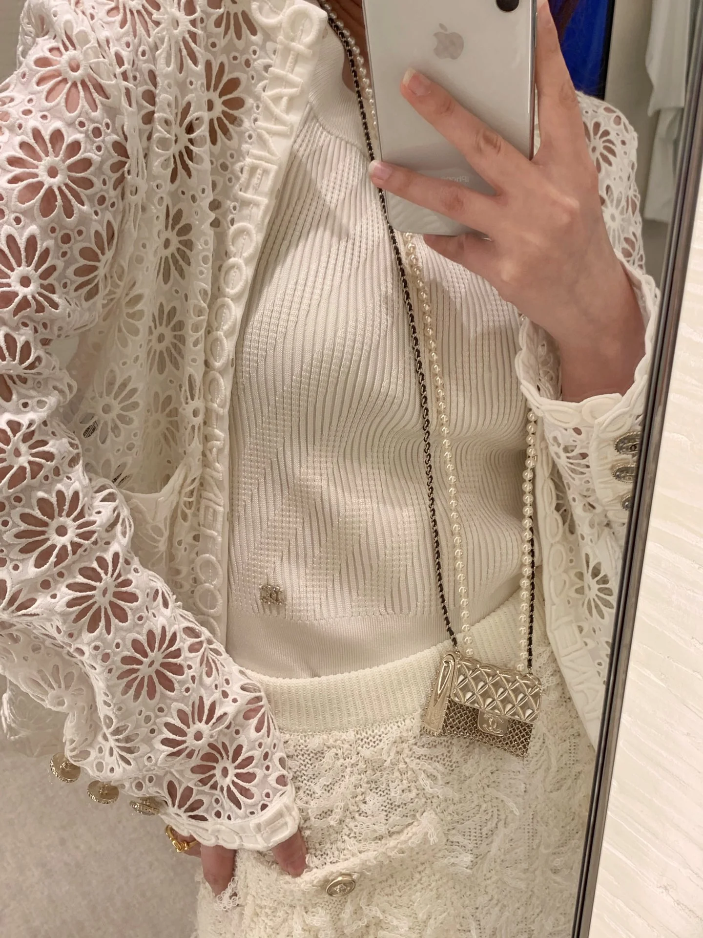 Металлическая сумка Chanel с жемчужной цепочкой