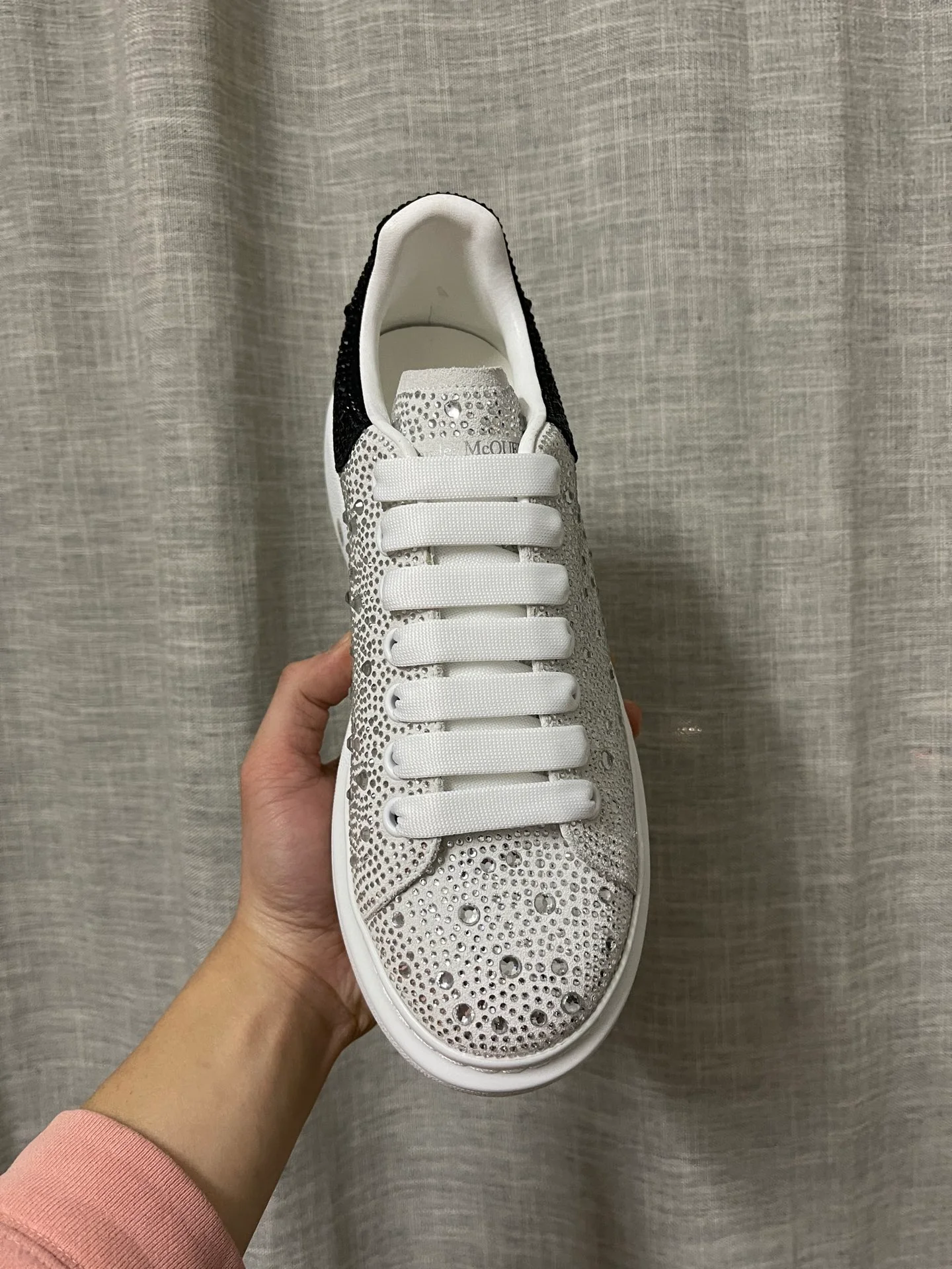 Классические белые кроссовки McQueen - унисекс - верх с белыми ромбами - каблук с черными ромбами - премиум-издание