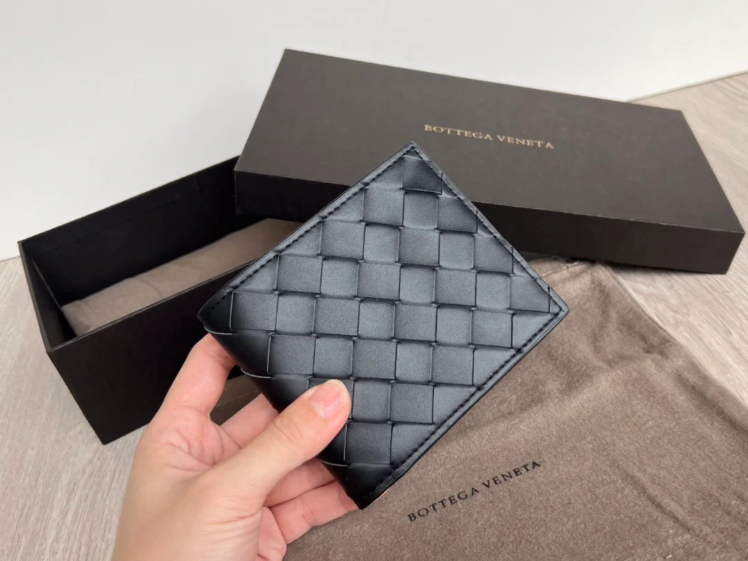 BV-中宽 编织 两折扣短夹 牛皮 11.5x9.5cm