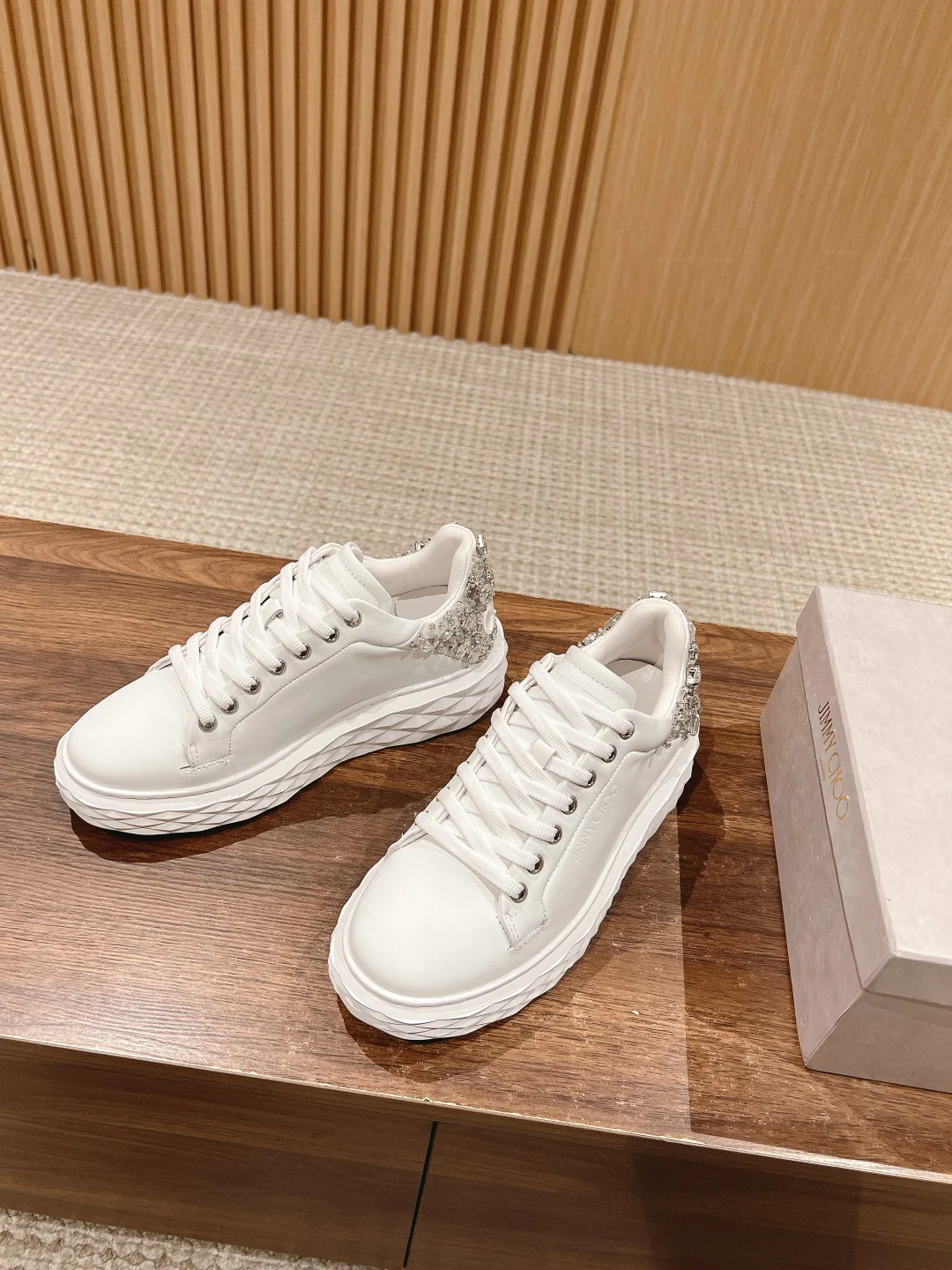 Обувь марки JC - повседневная модель 2024 года - серебристая.