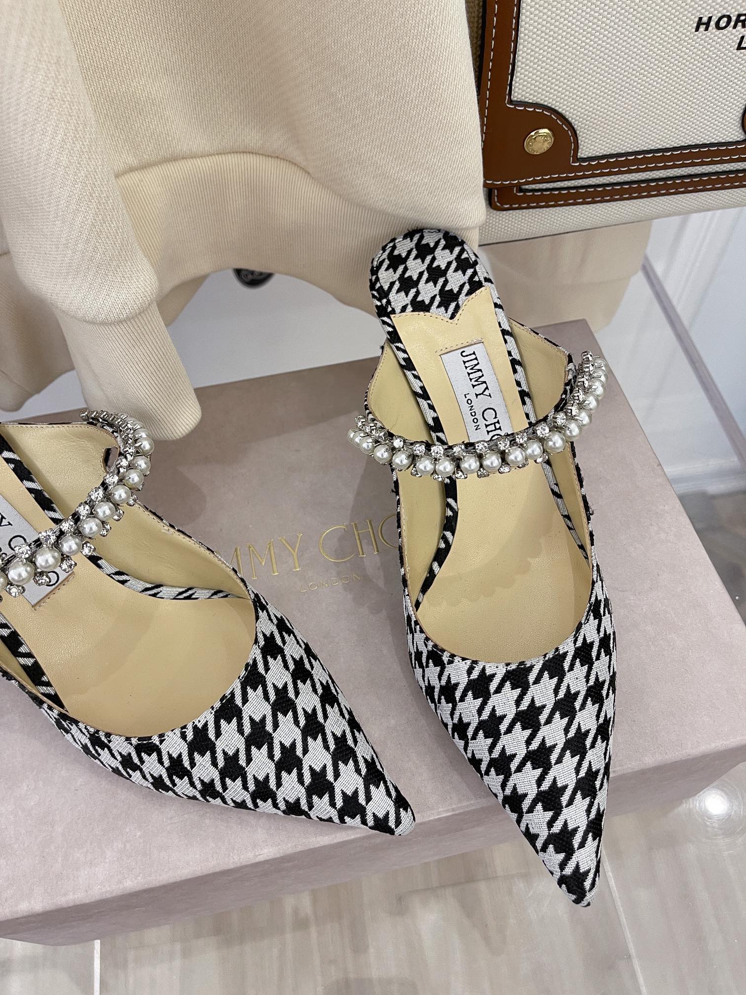 Jimmy - Жемчужная цепочка - Сандалии на низком каблуке